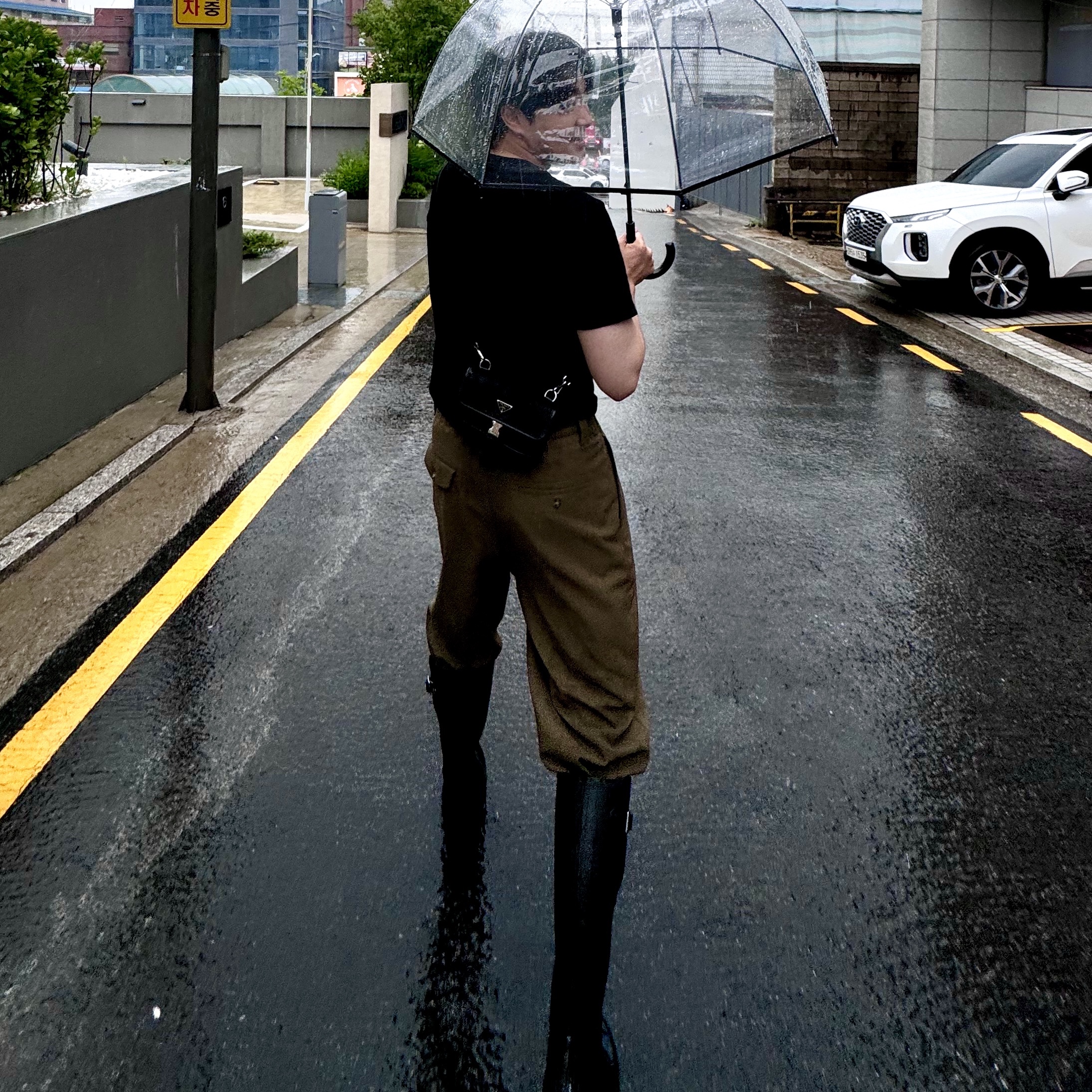(W) Hunter Original Tall Rain Boots Black, Prada Re-Nylon and Saffiano Leather Smartphone Case Blue 착용 스타일