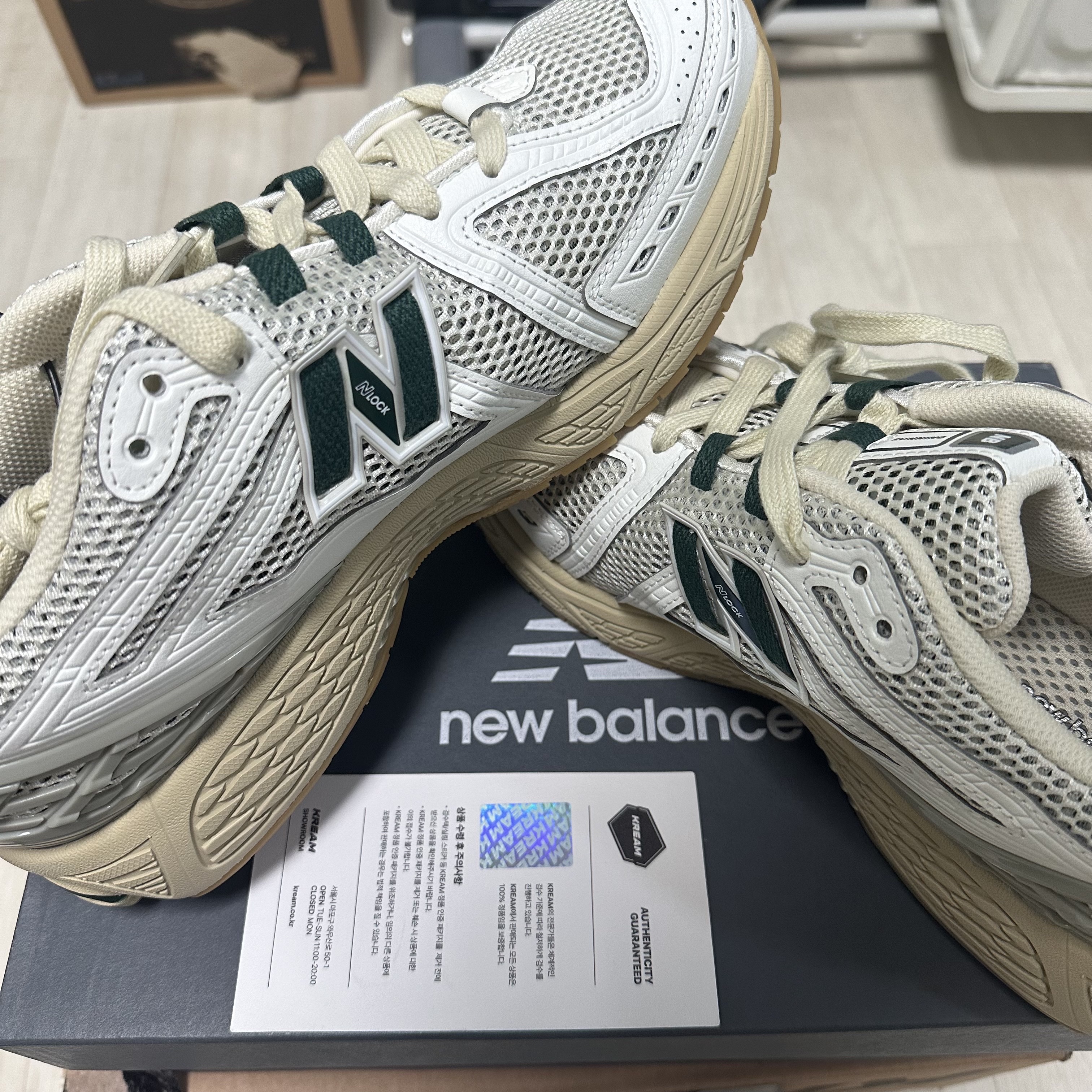 New Balance 1906R Silver Green 착용 스타일 - 1