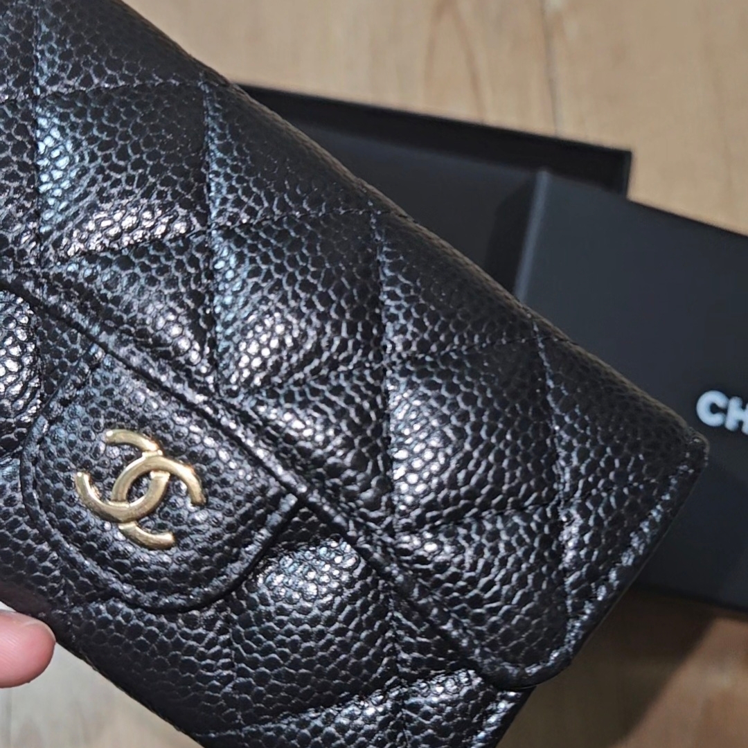 Chanel Classic Card Holder Grained Calfskin & Gold Black 착용 스타일 - 1