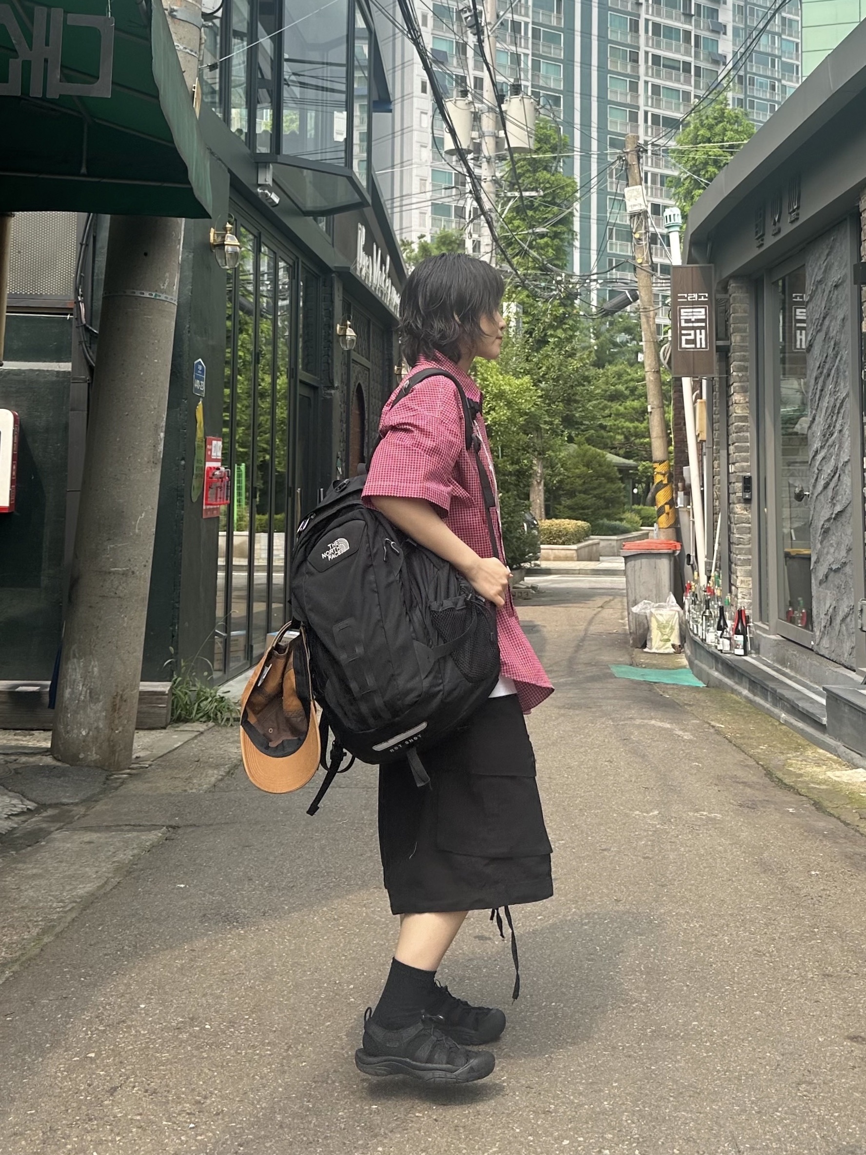 The North Face Hot Shot Black, Keen Newport H2 Triple Black 착용 스타일 - 1