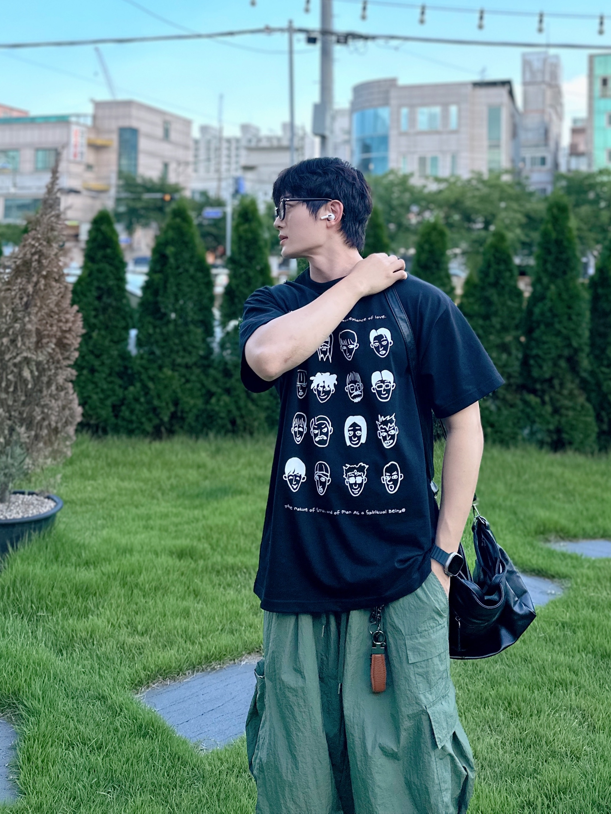 STU Character Printing T-shirt Black, Maison Mihara Yasuhiro Baker OG Sole Broken Suede Low-top Sneakers Black 착용 스타일 - 2