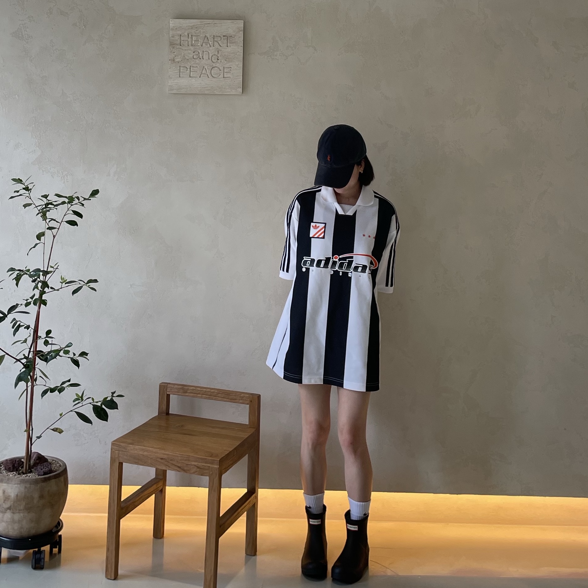 (W) Hunter Play Short Rain Boots Black, Adidas Trefoil Logo Play Football Graphic S/S Polo T-Shirt White - KR Sizing 착용 스타일 - 3
