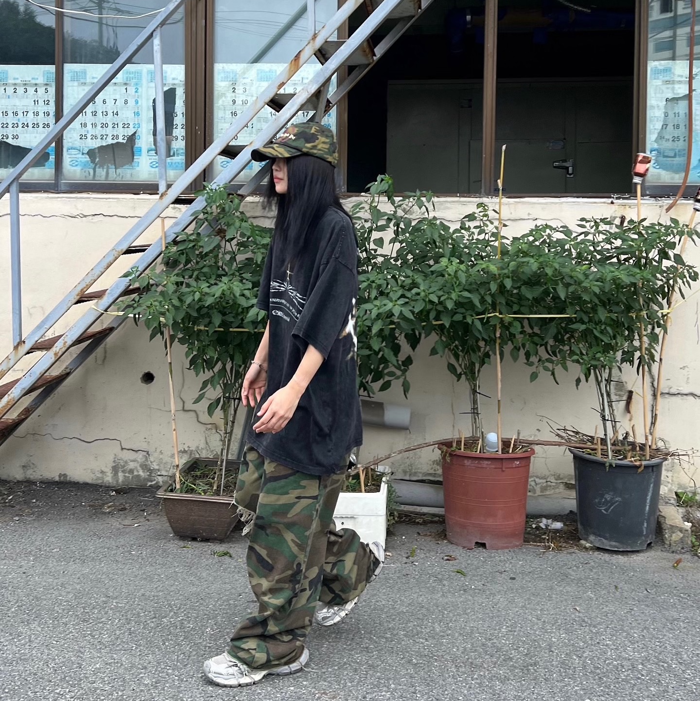 Balenciaga 3XL Sneakers Light Beige 착용 스타일 - 2