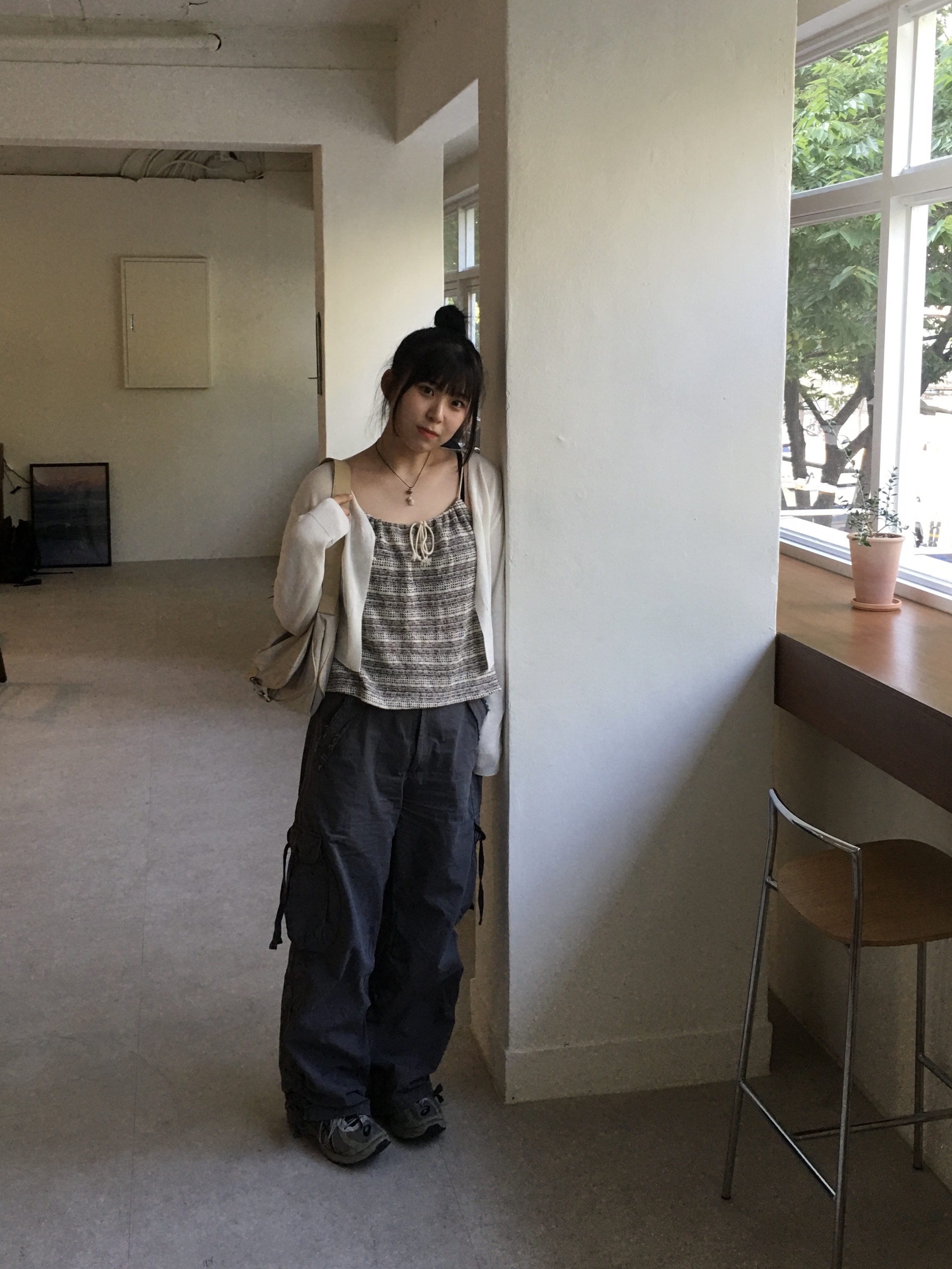 Coyseio Raw Edge Pocket Pants Charcoal, Matin Kim Buckle Bag White 착용 스타일 - 1