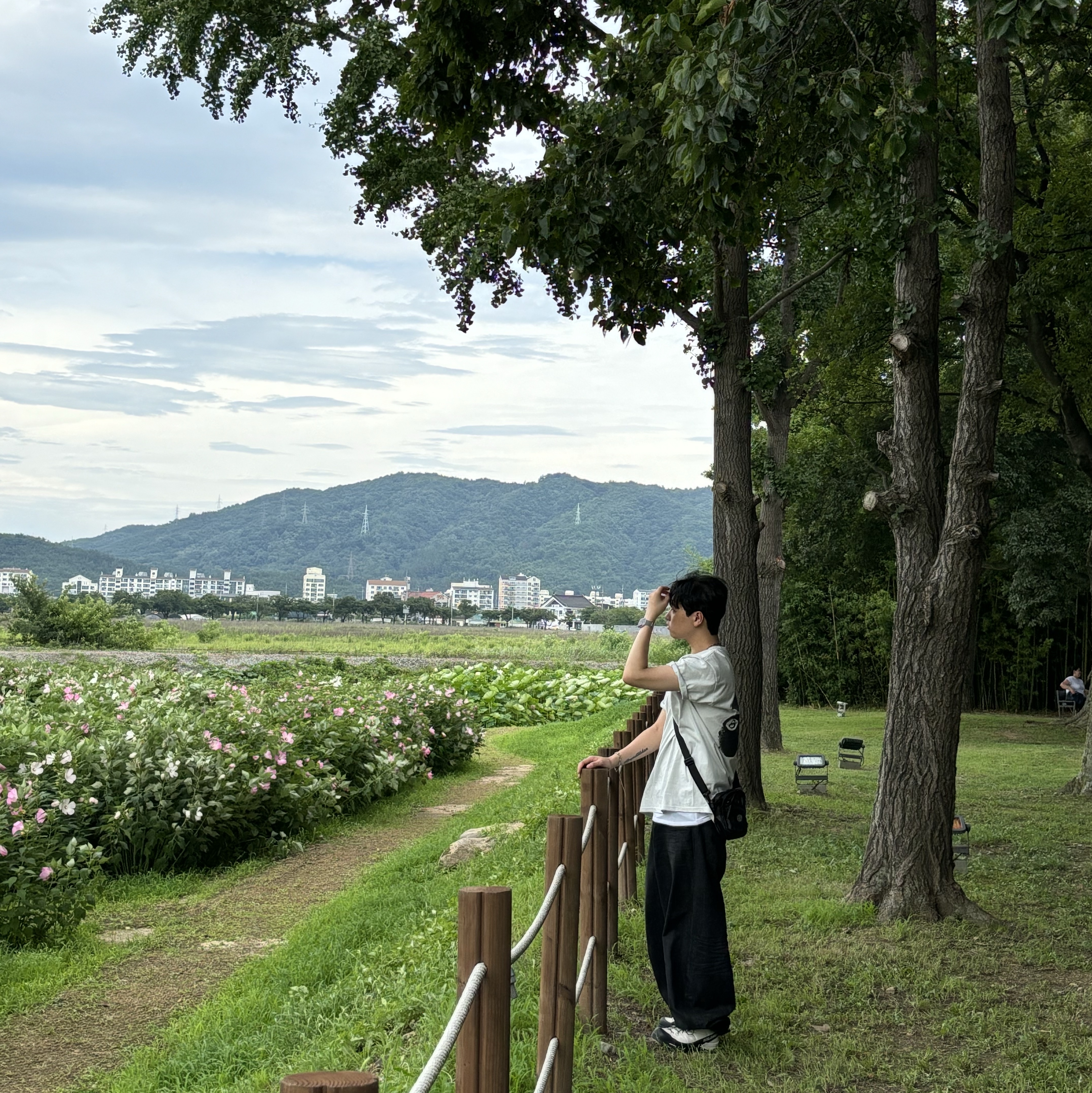 Stussy Cherries T-Shirt Fog, Stone Island Lino Nylon Tela-TC Pouch Black - 24SS 착용 스타일 - 3