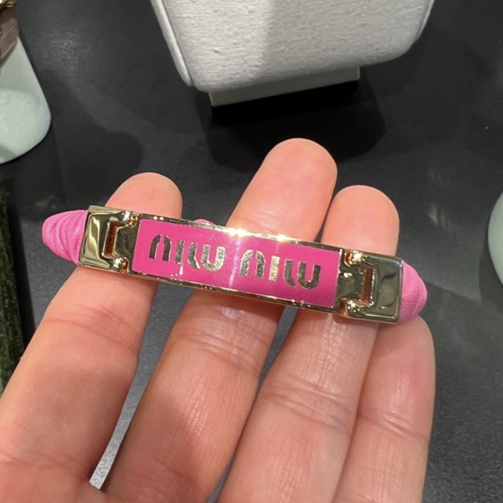 (W) Miu Miu Nappa Leather and Metal Bracelet With Logo Fuchsia 착용 스타일