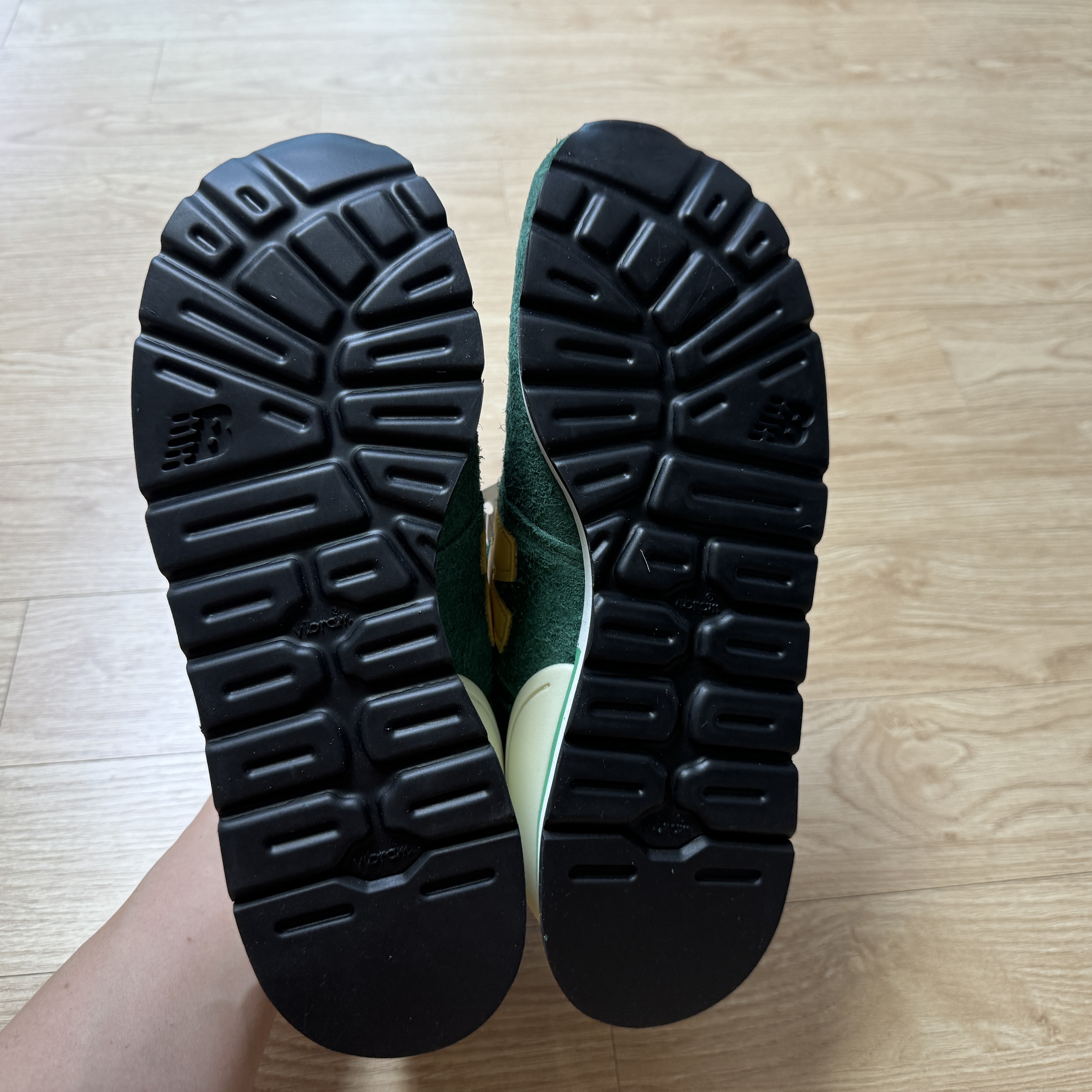 New Balance 990v1 Made in USA Green Gold 착용 스타일 - 6