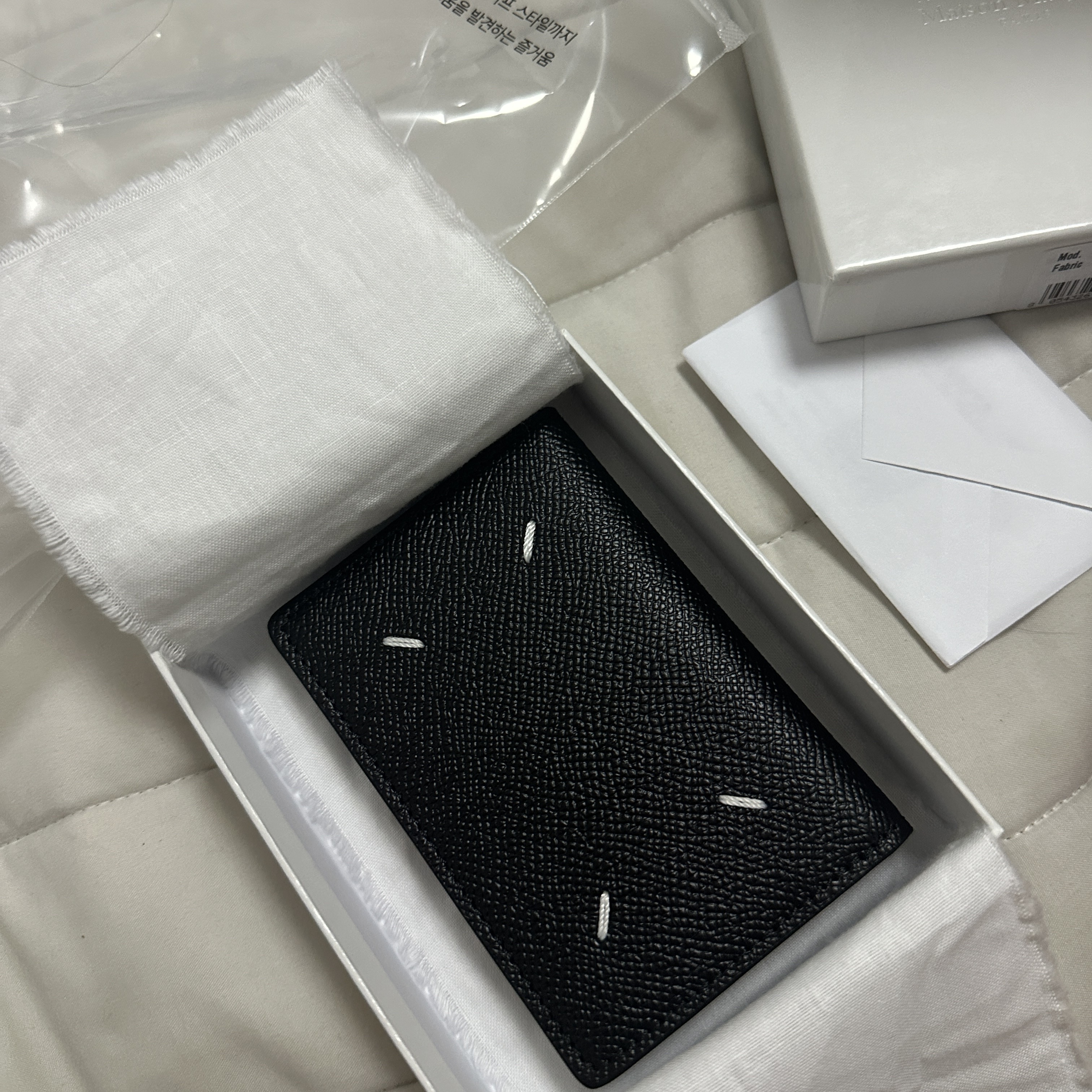 Maison Margiela Leather Bi-Fold Card Holder Black 착용 스타일 - 1