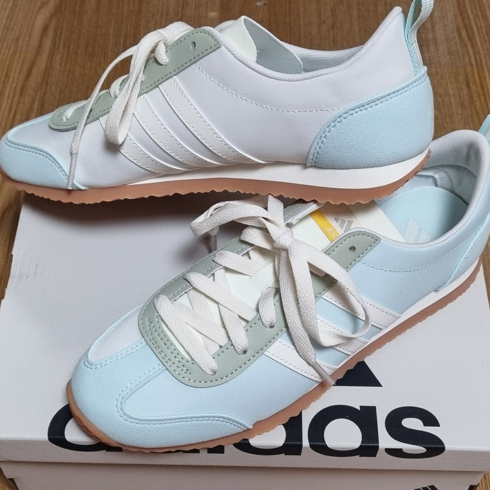 Adidas VS Jog 2.0 Almost Blue Off White 착용 스타일 - 1