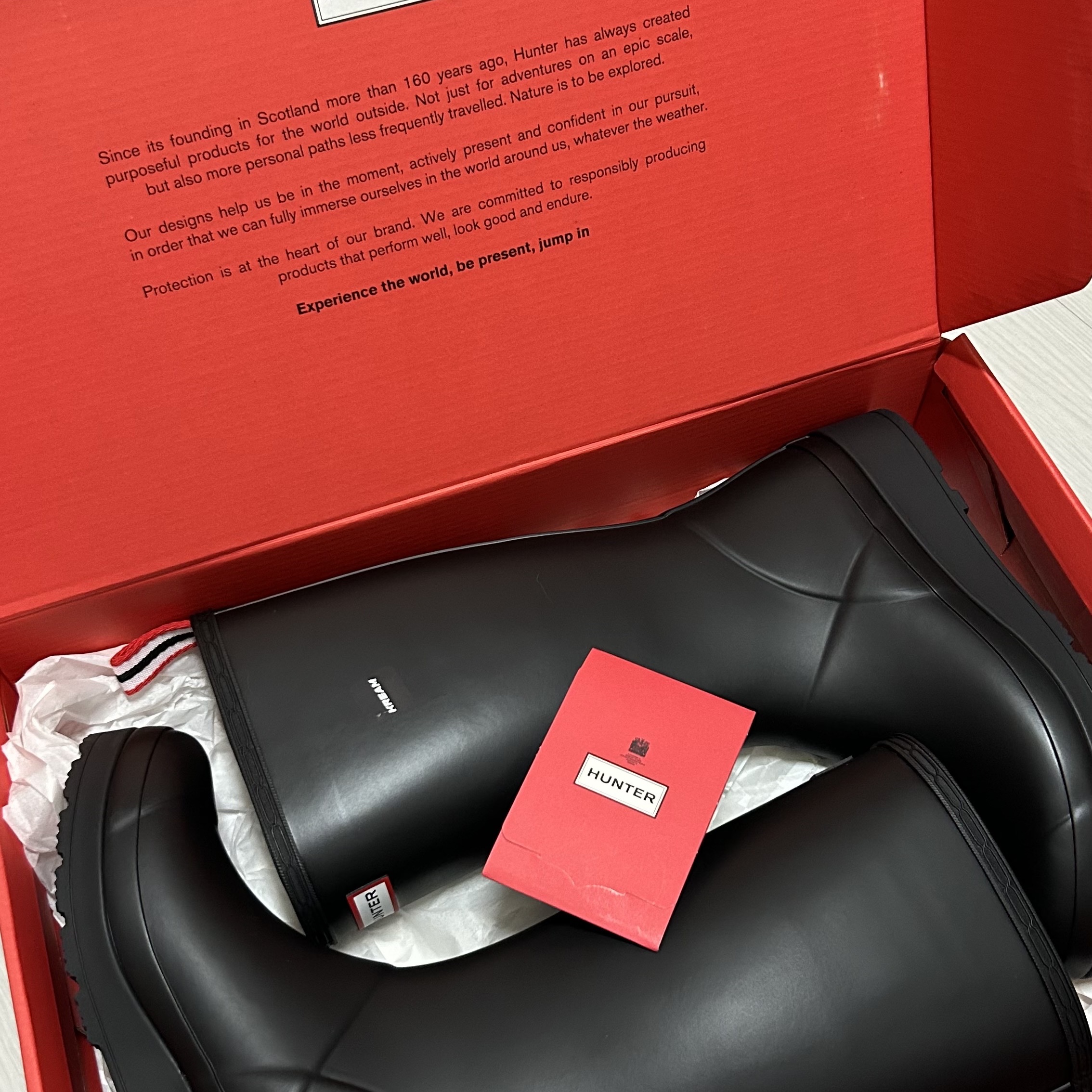 (W) Hunter Play Tall Wellington Rain Boots Black 착용 스타일 - 1