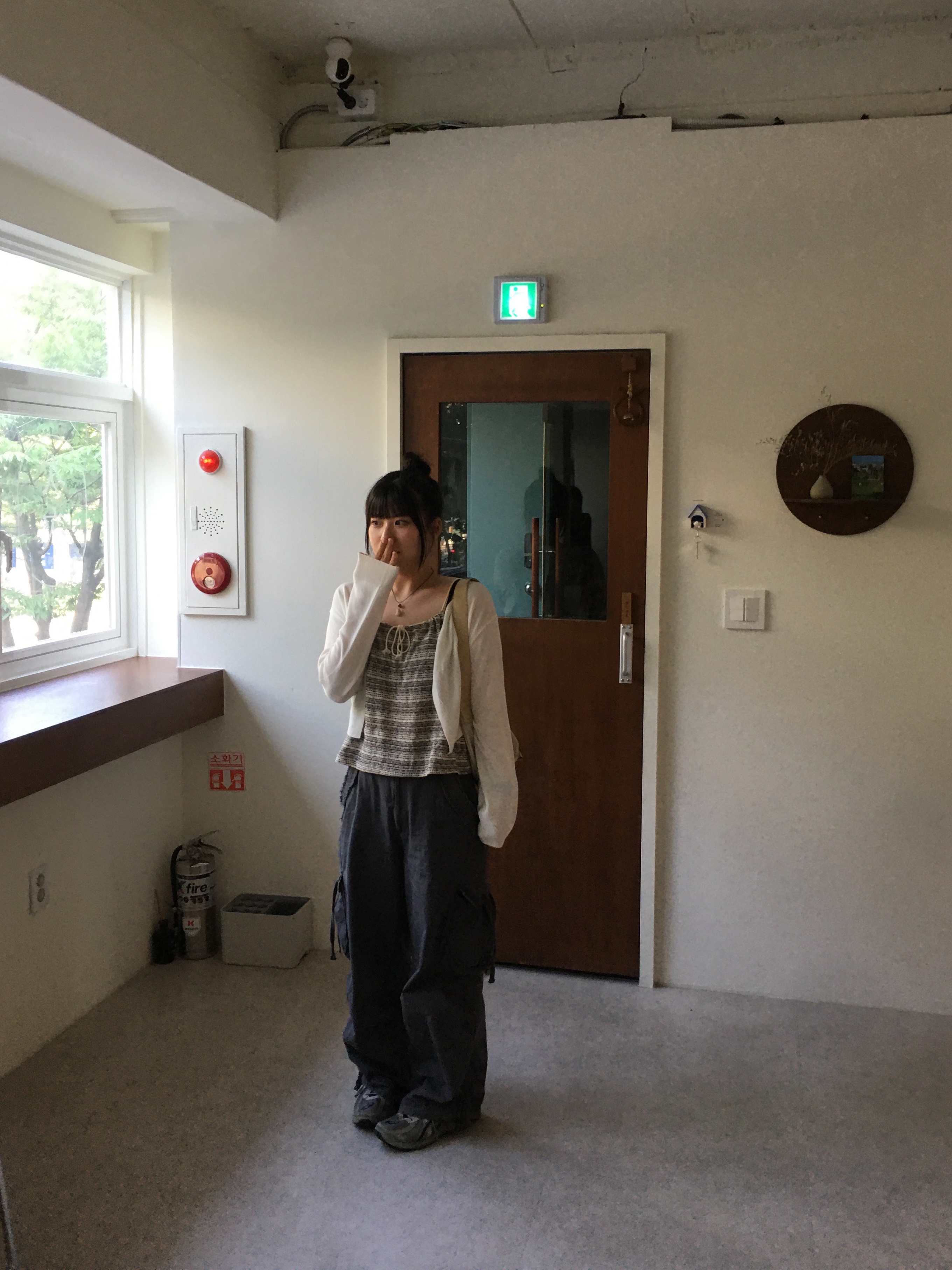 Coyseio Raw Edge Pocket Pants Charcoal, Matin Kim Buckle Bag White 착용 스타일 - 3