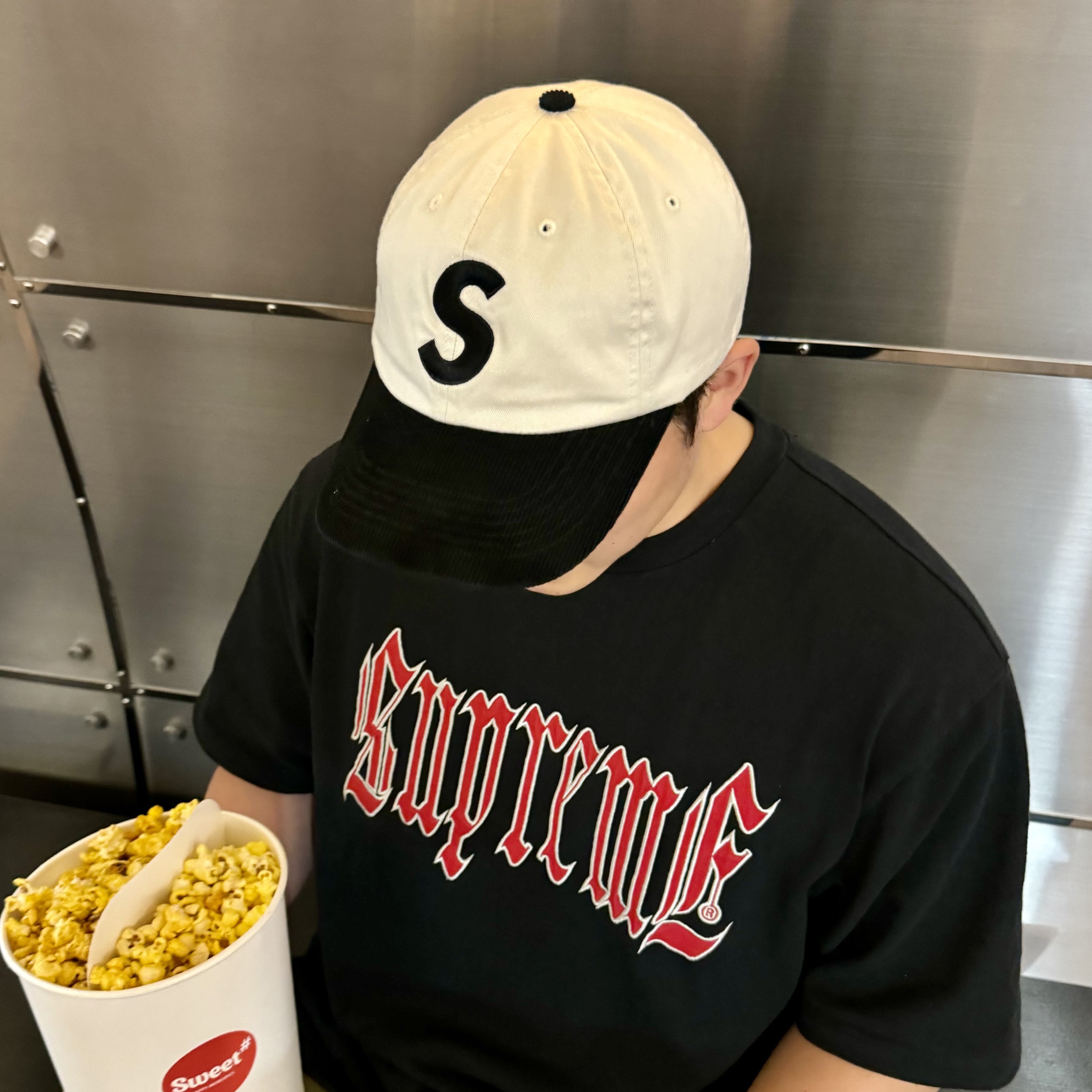 Supreme 2-Tone S Logo 6-Panel Stone - 24SS, Supreme Old English S/S Top Black - 24SS 착용 스타일 - 2