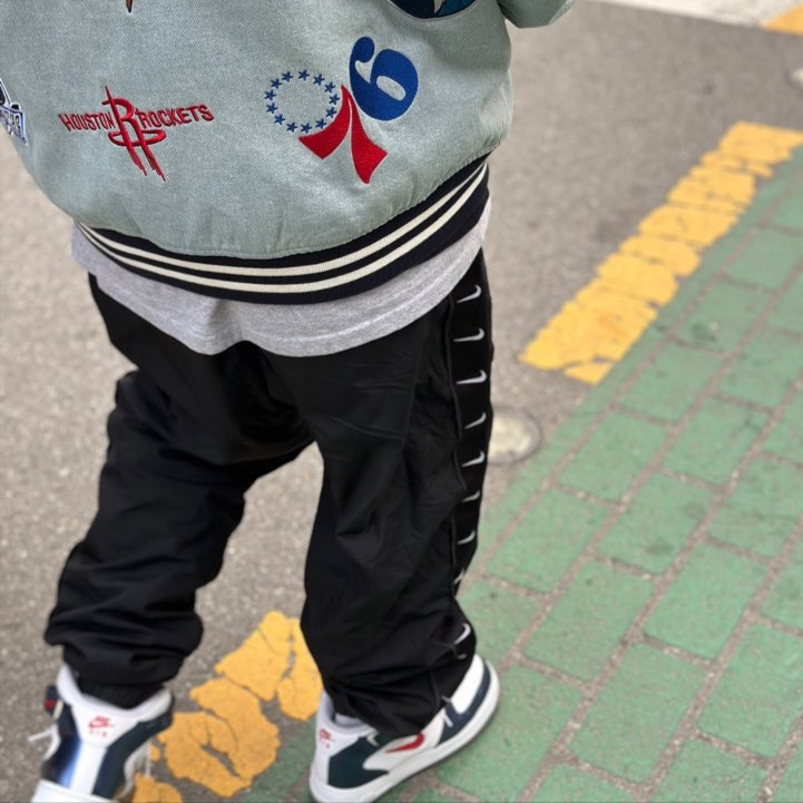Supreme x Nike NBA Teams Warm-Up Jacket Denim - 18SS, Nike Air Force 1 Mid QS University Red and Midnight Navy 착용 스타일 - 1