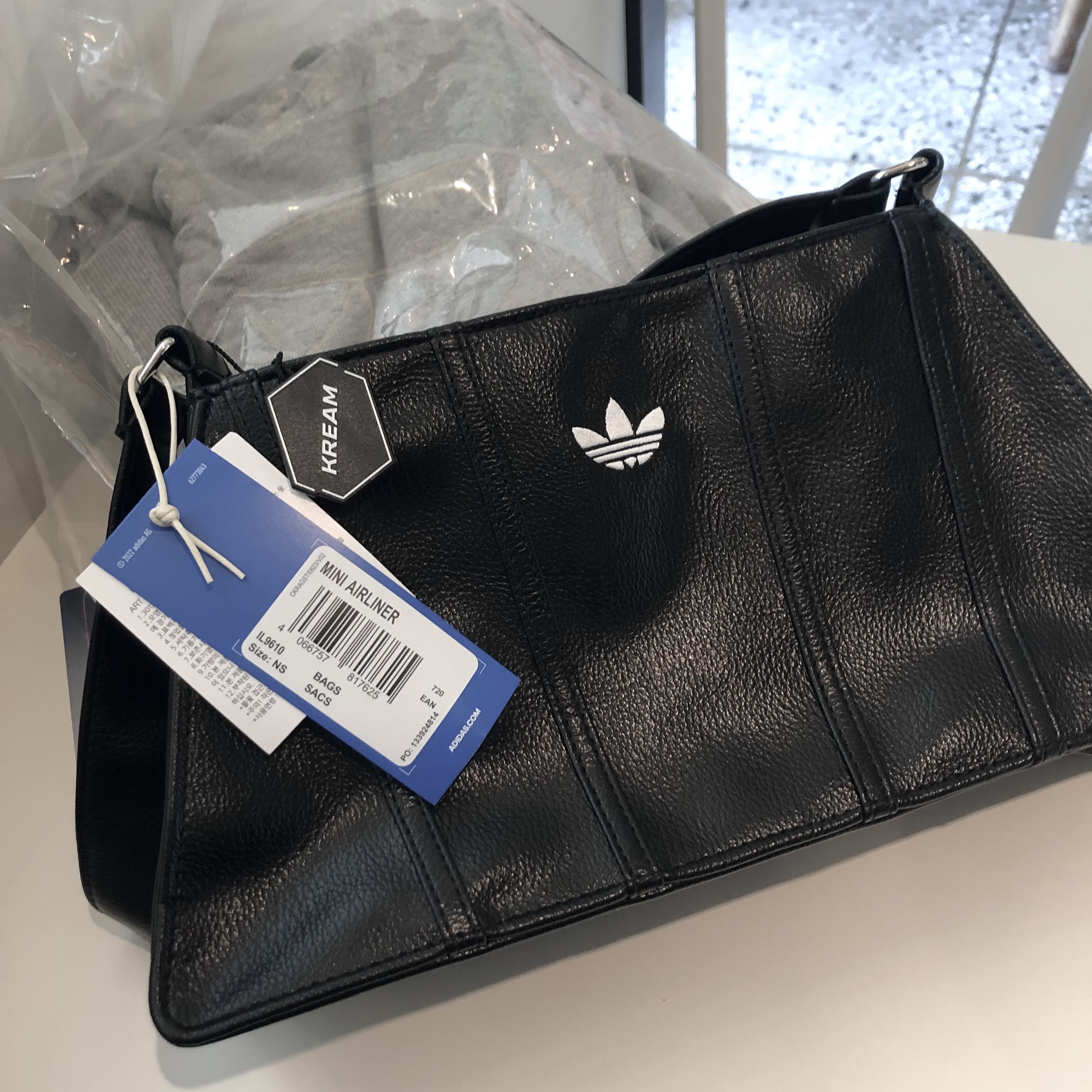Adidas Mini Airliner Bag Black 착용 스타일 - 3