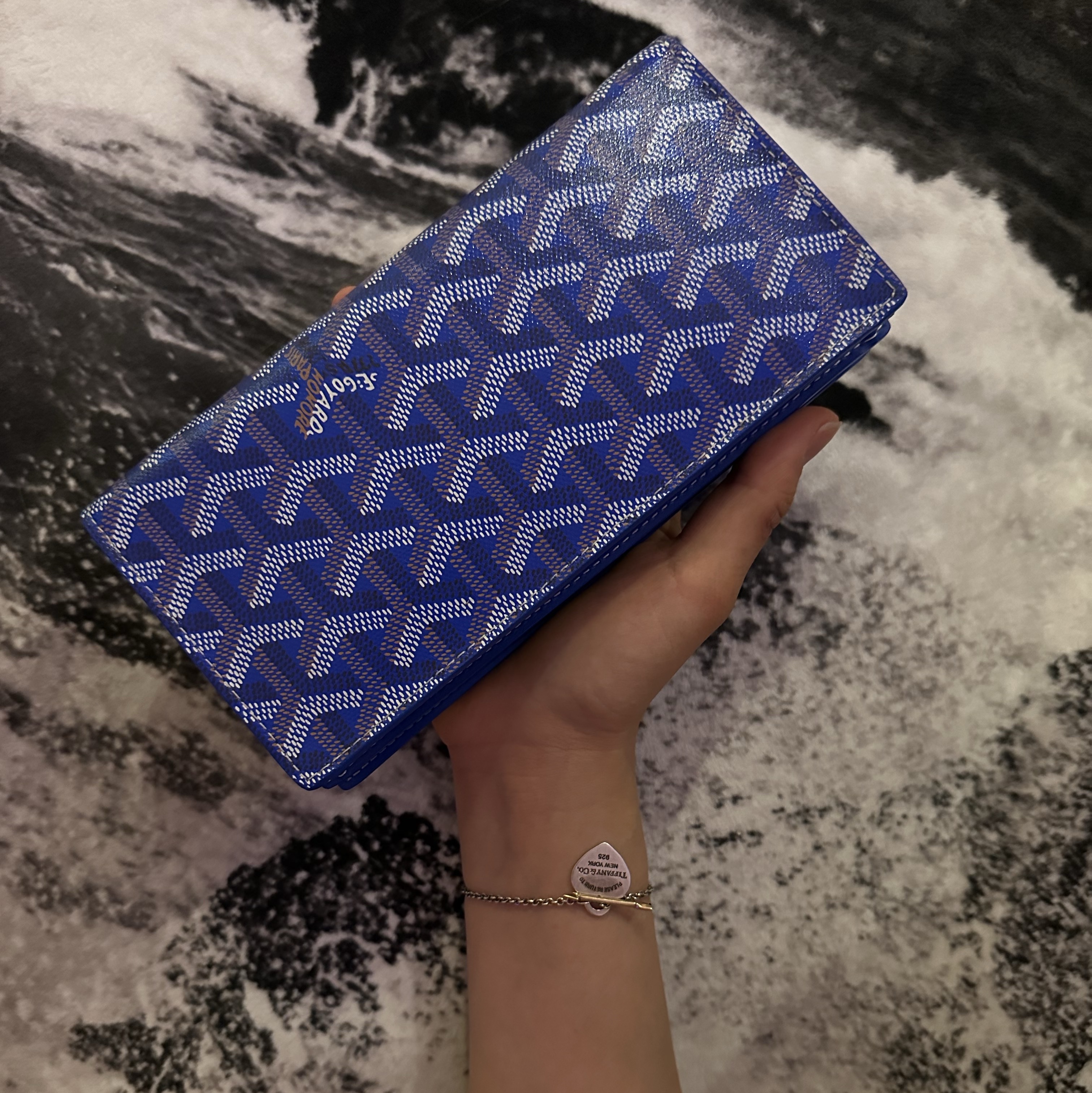 Goyard Richelieu Wallet Sky Blue, Tiffany & Co. Return To Tiffany Lovestruck Heart Tag Bracelet Silver & Rose Gold 착용 스타일