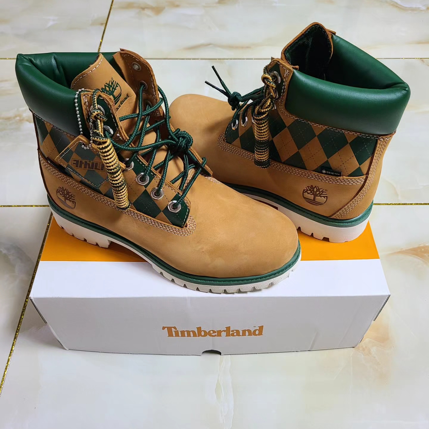 KASINA x Timberland 6 In Premium Vibram GTX Wheat 착용 스타일 - 2