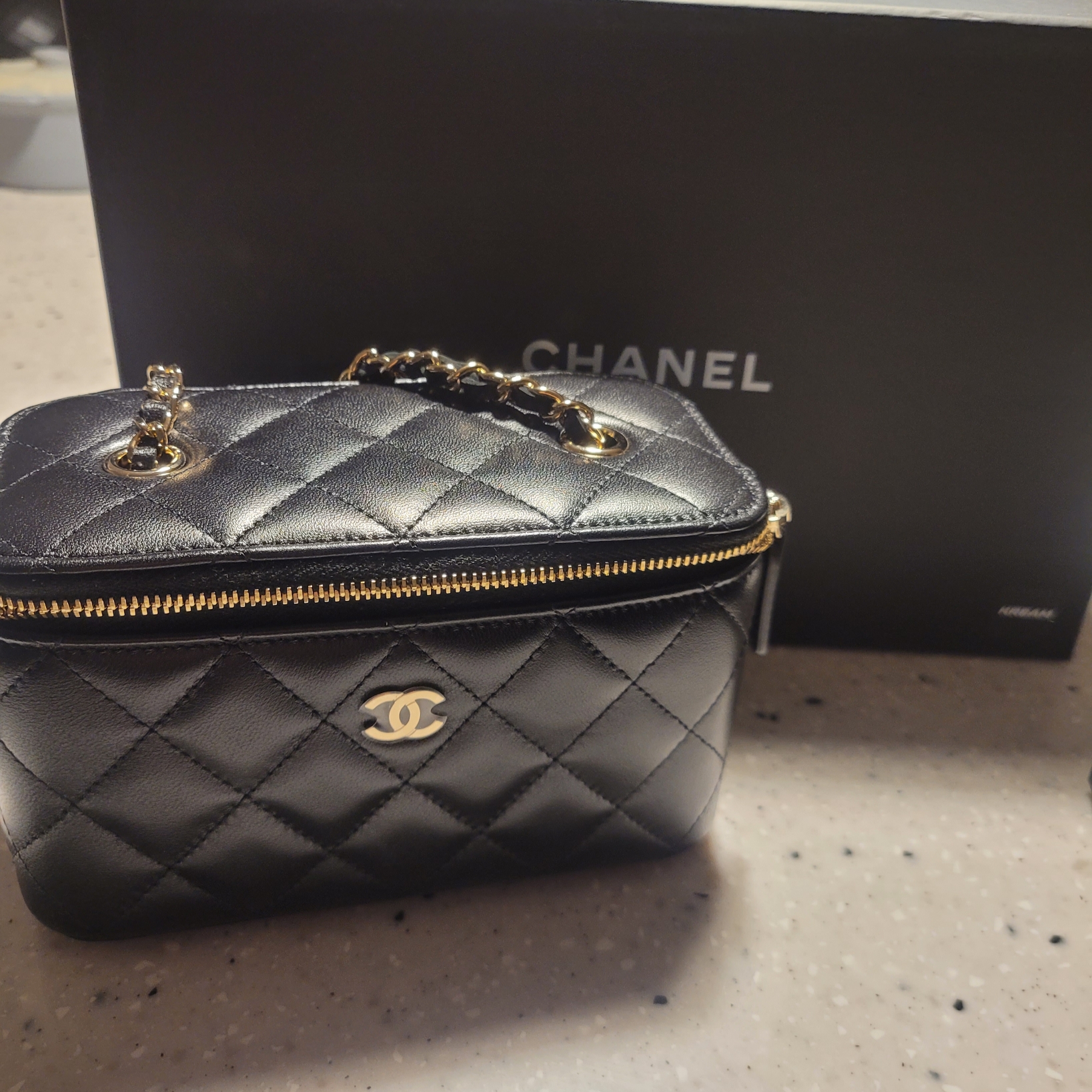 Chanel Small Classic Vanity with Chain Lambskin & Gold Black 착용 스타일 - 1