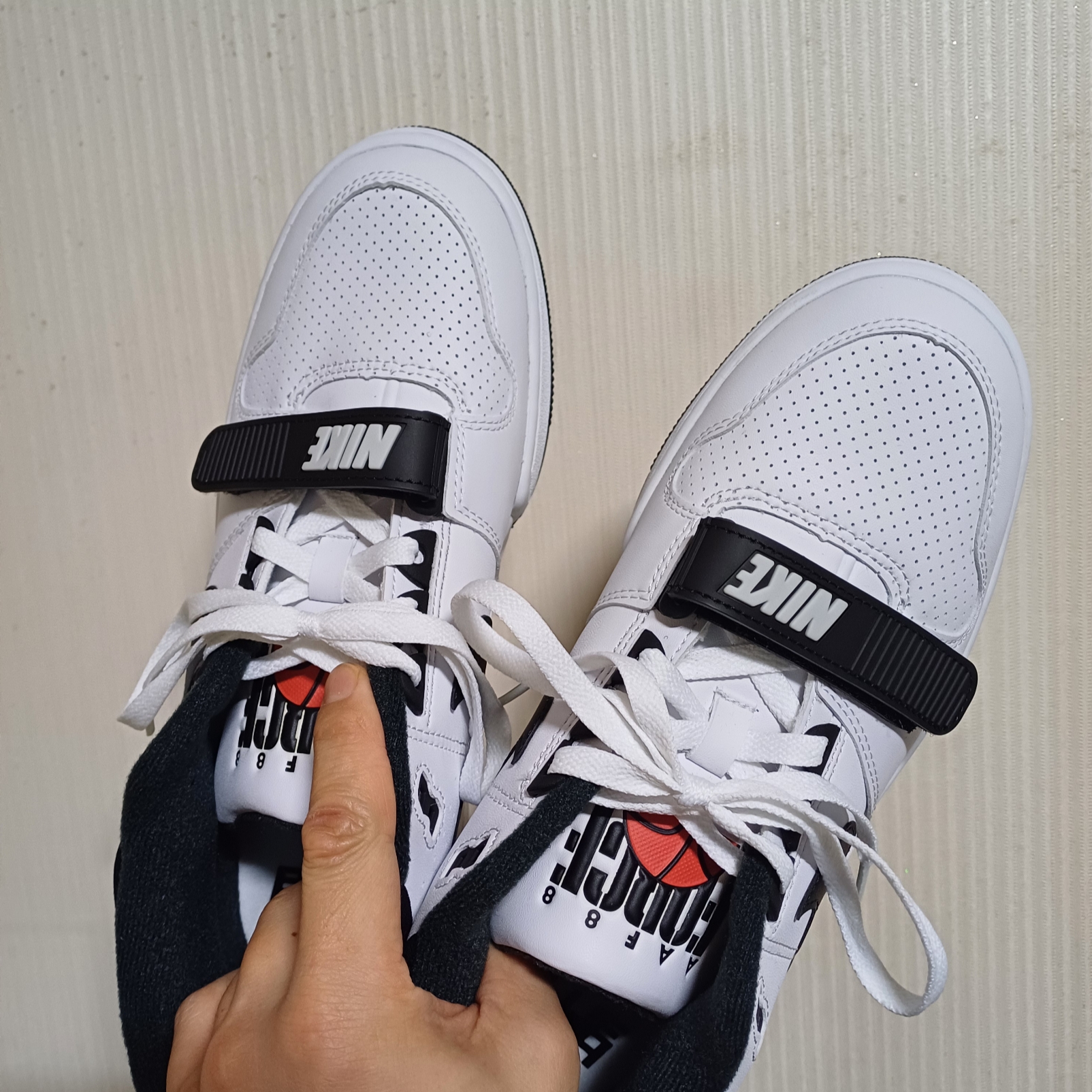 Nike x Billie Eilish Air Alpha Force 88 Black and White 착용 스타일 - 1
