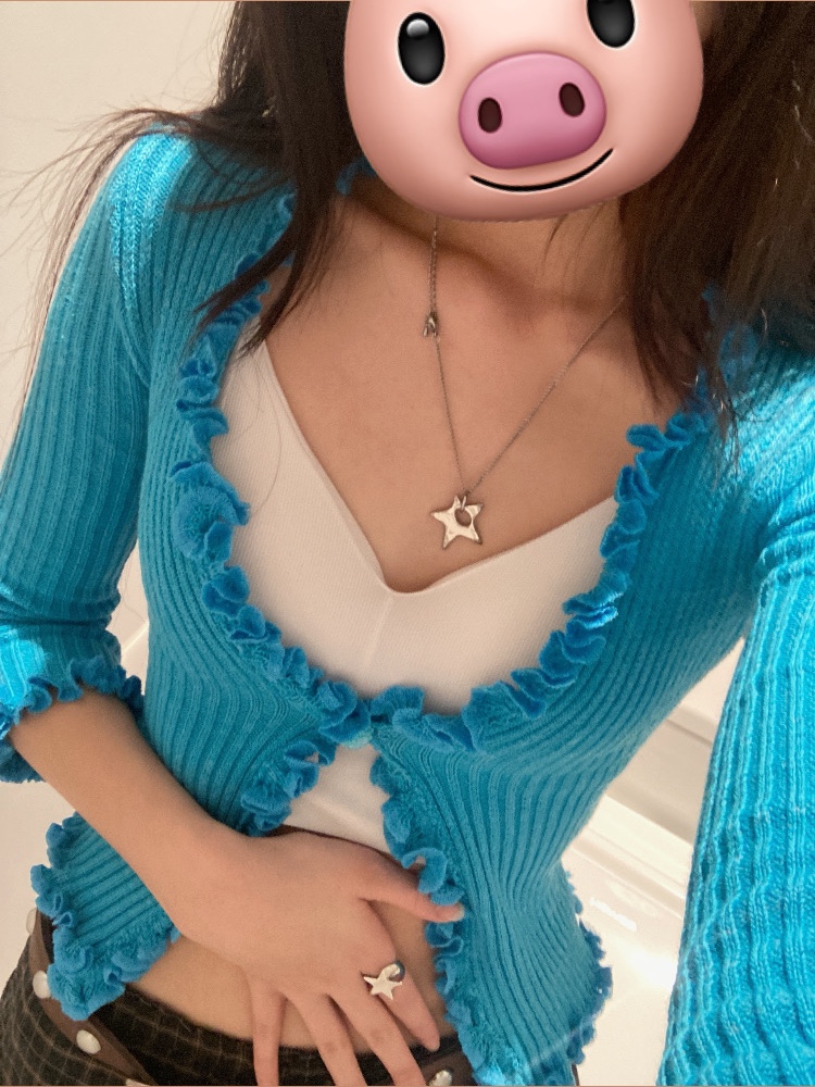 [KREAM 단독] Maison Cleo Women Ariana Turquoise Flowers Button Knitted Ruffles Cardigan Truquoise 착용 스타일 - 1