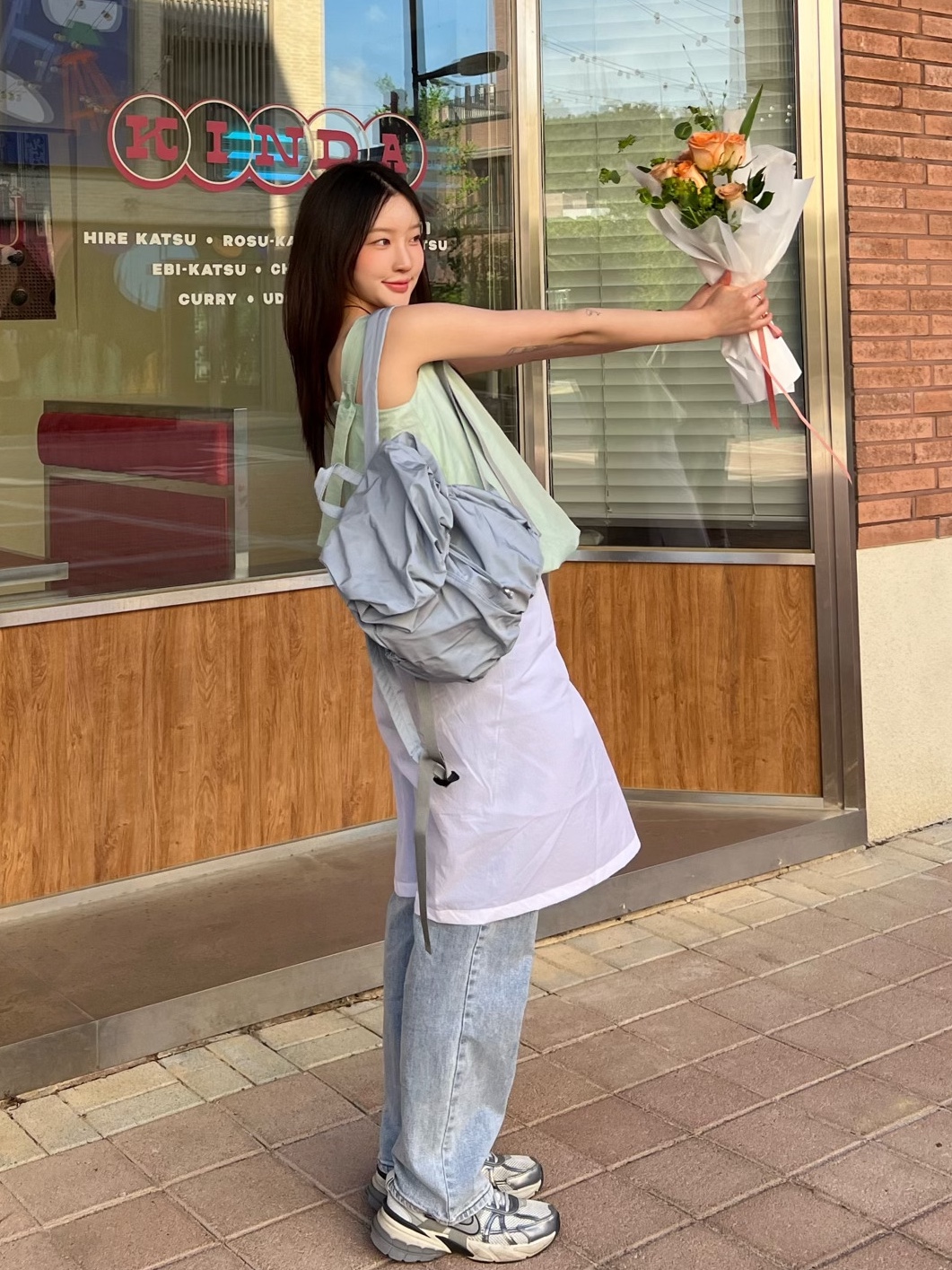 ACOC Blooming Mini Backpack Ice Blue 착용 스타일 - 2