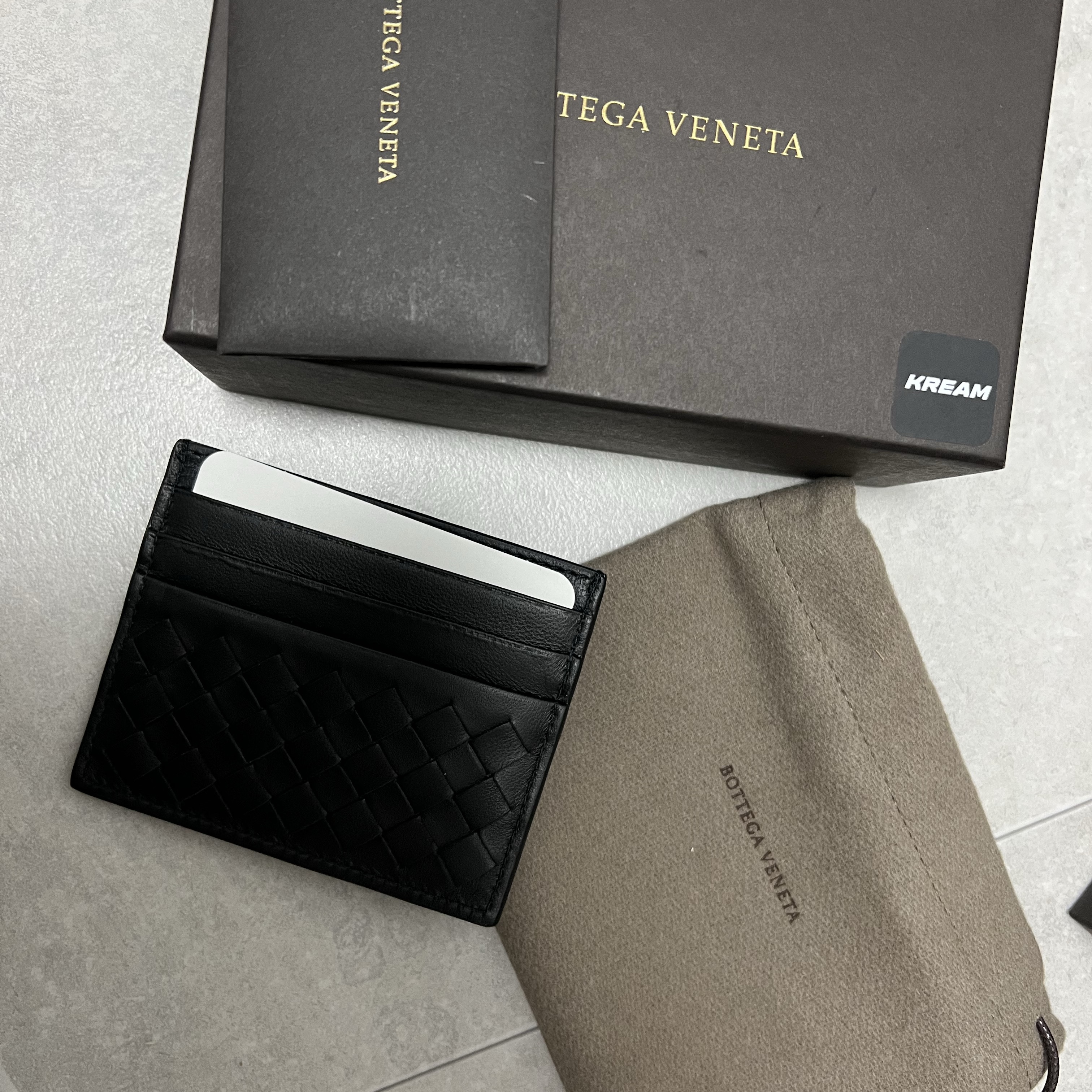 Bottega Veneta Credit Card Case Black 착용 스타일