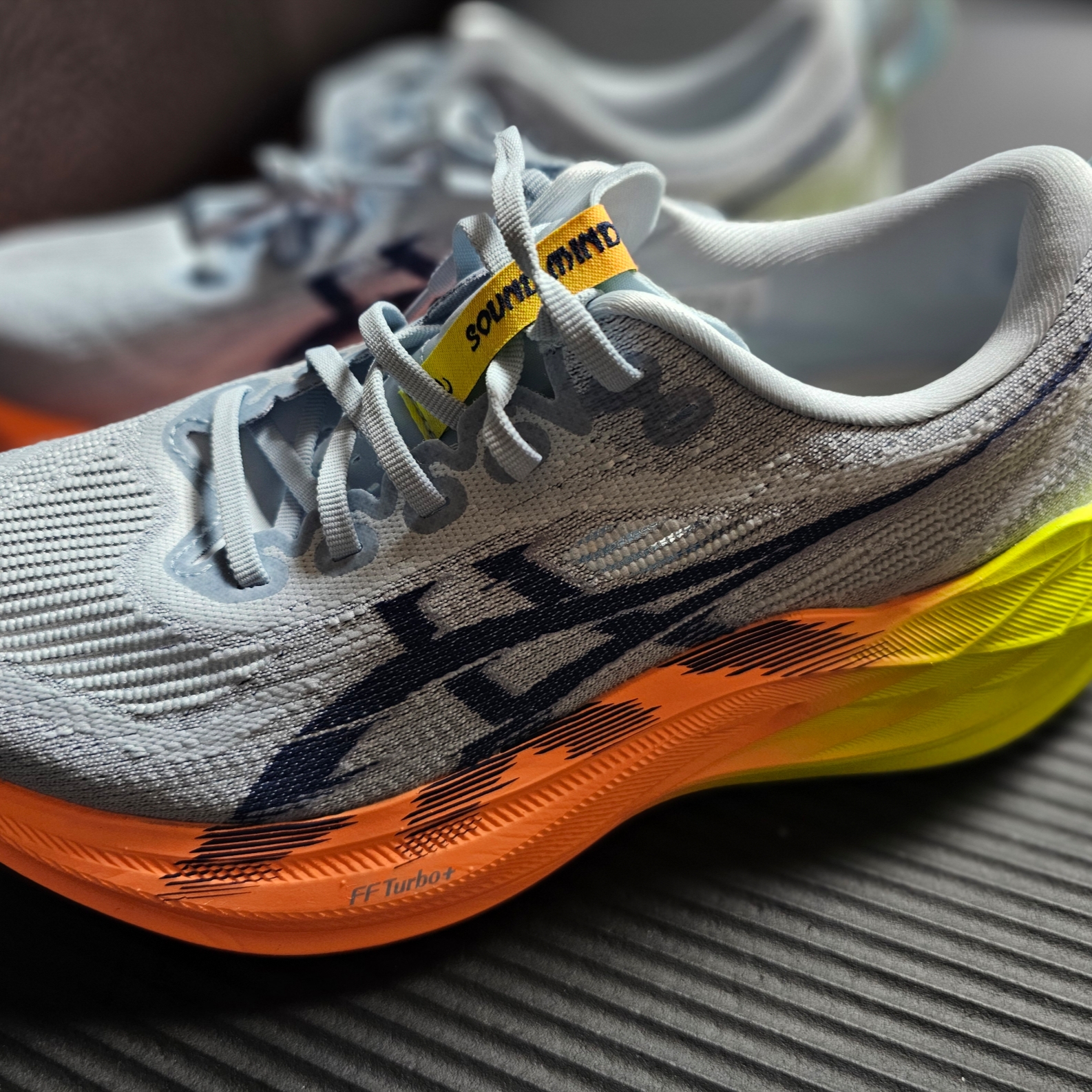 Asics Superblast 2 Paris Cool Grey Safety Yellow 착용 스타일 - 2