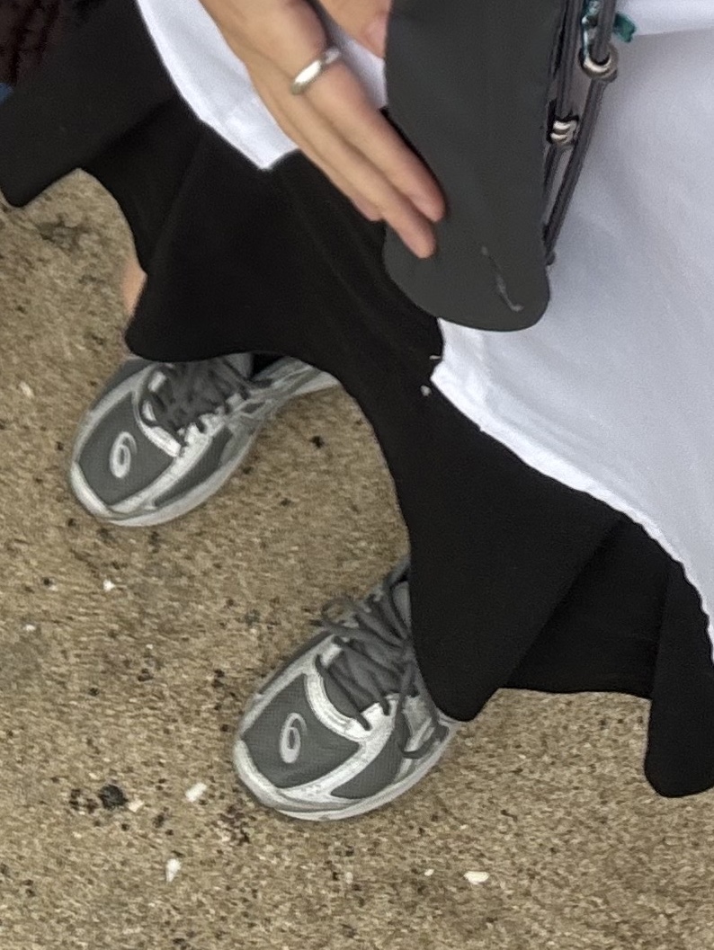 Asics Jog 100 S SMU Sheet Rock Pure Silver - 2E Wide, Monamhee Beulpingi Keyring with White Pants Black 착용 스타일 - 3