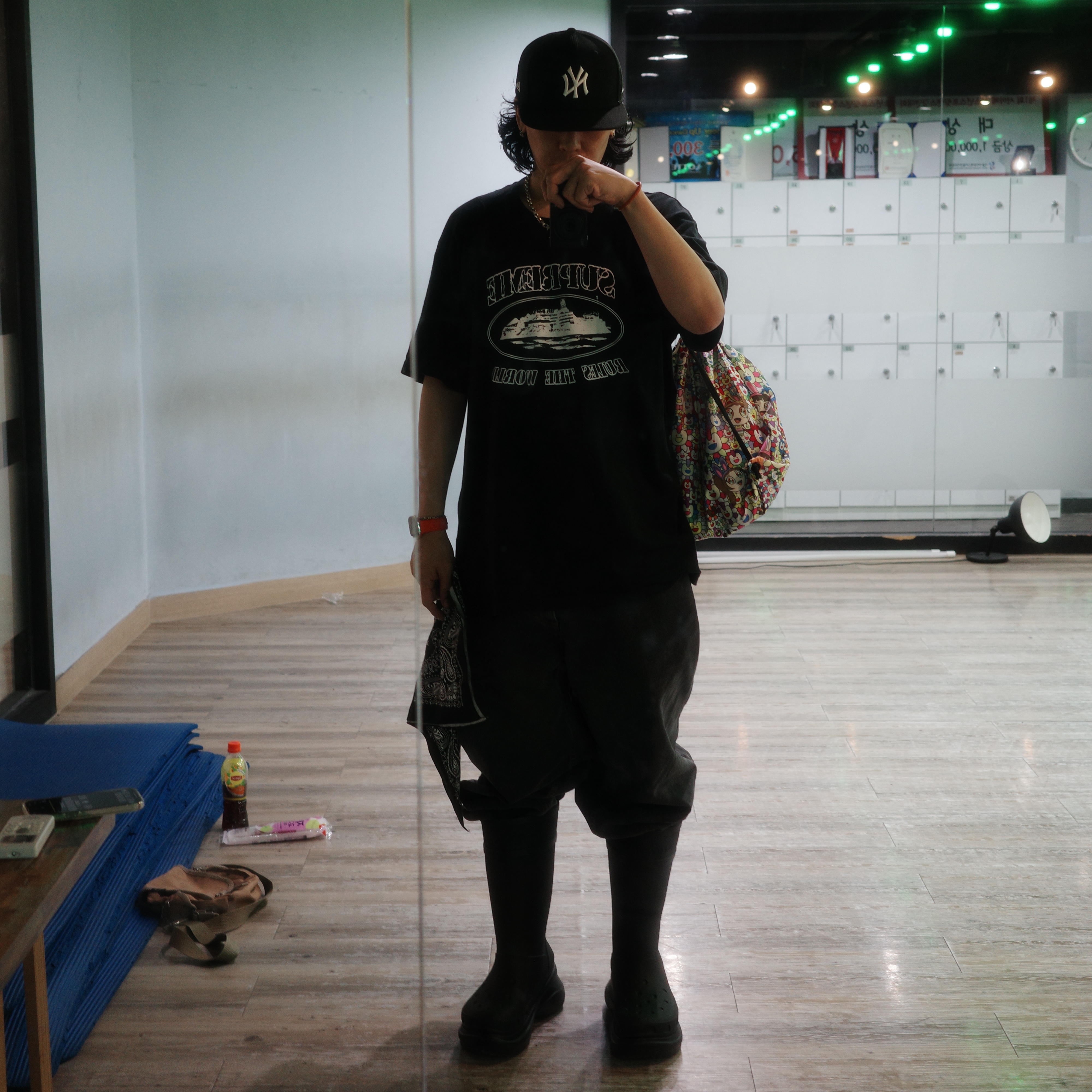 Balenciaga x Crocs Rubber Boot Black, Supreme x Corteiz Rules The World T-Shirt Black - 23FW 착용 스타일