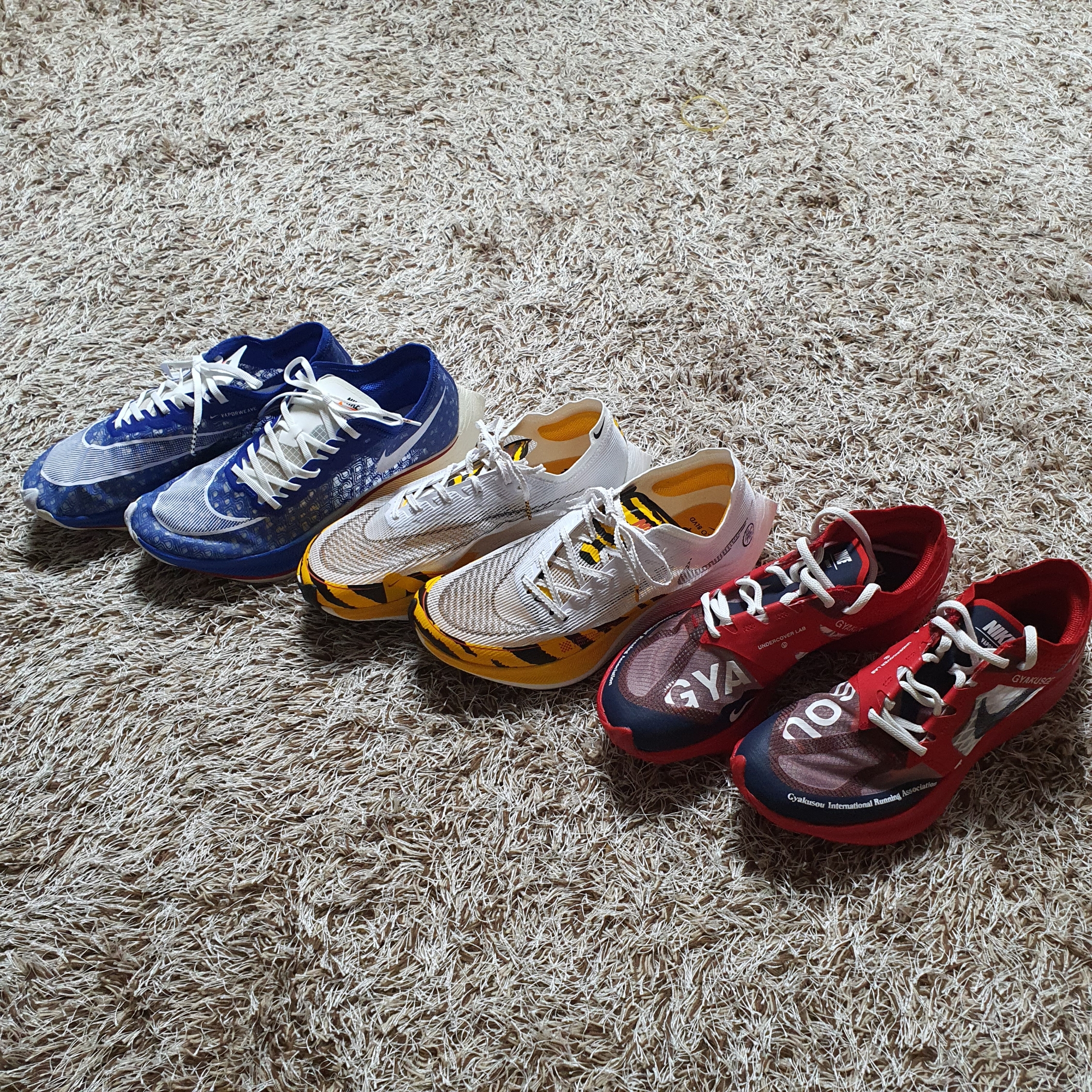 Nike ZoomX Vaporfly Next% 2 BRS White University Gold, Nike x Undercover Gyakusou ZoomX VaporFly Next% University Red 착용 스타일 - 5