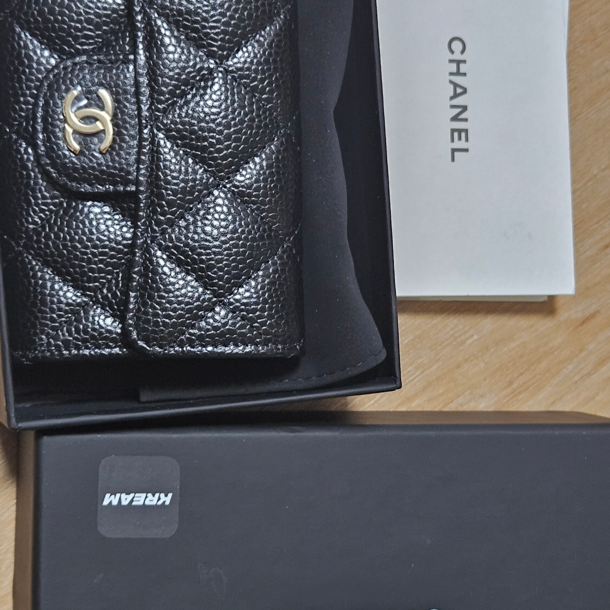 Chanel Classic Card Holder Grained Calfskin & Gold Black 착용 스타일 - 3