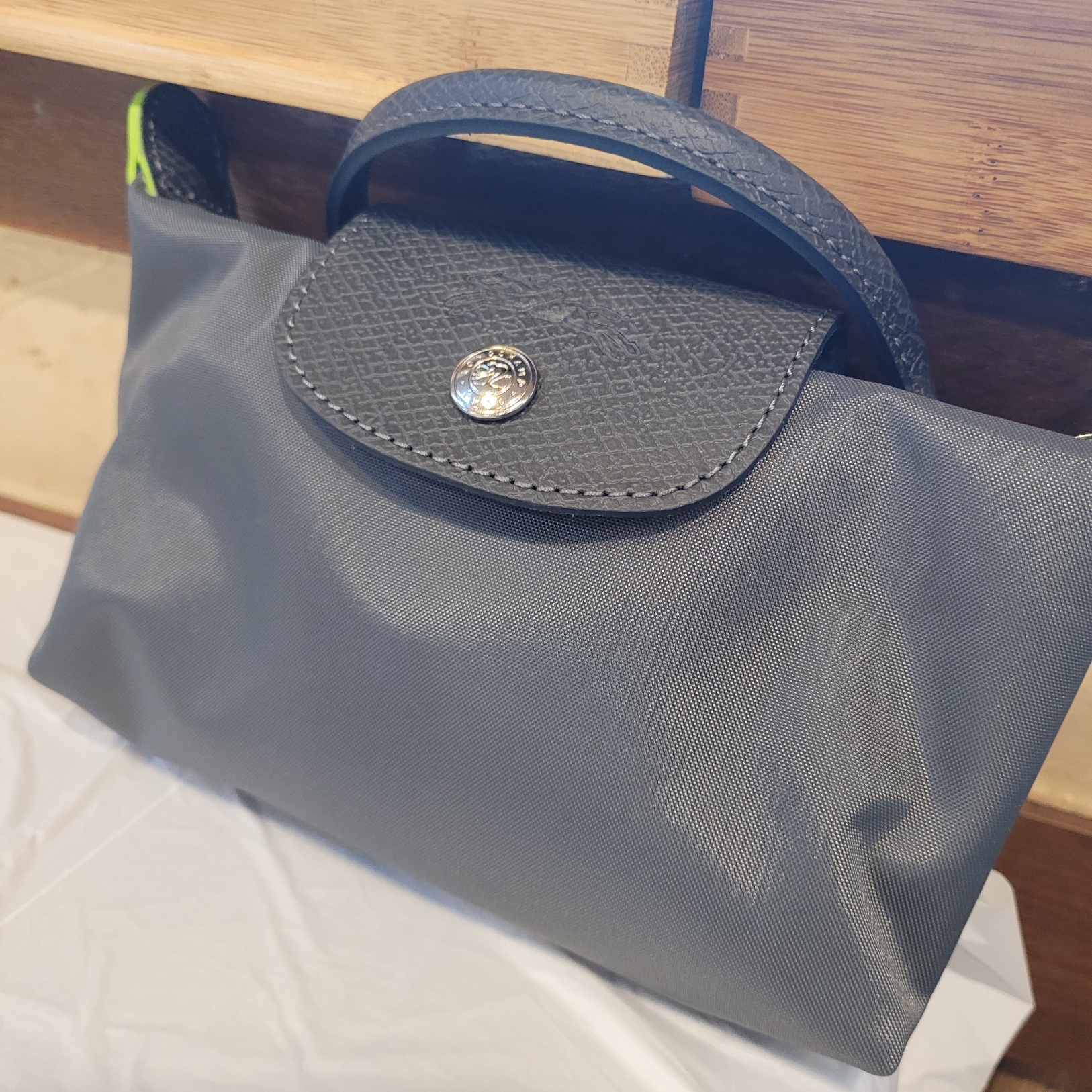 Longchamp Le Pliage Green Handle Pouch Graphite 착용 스타일