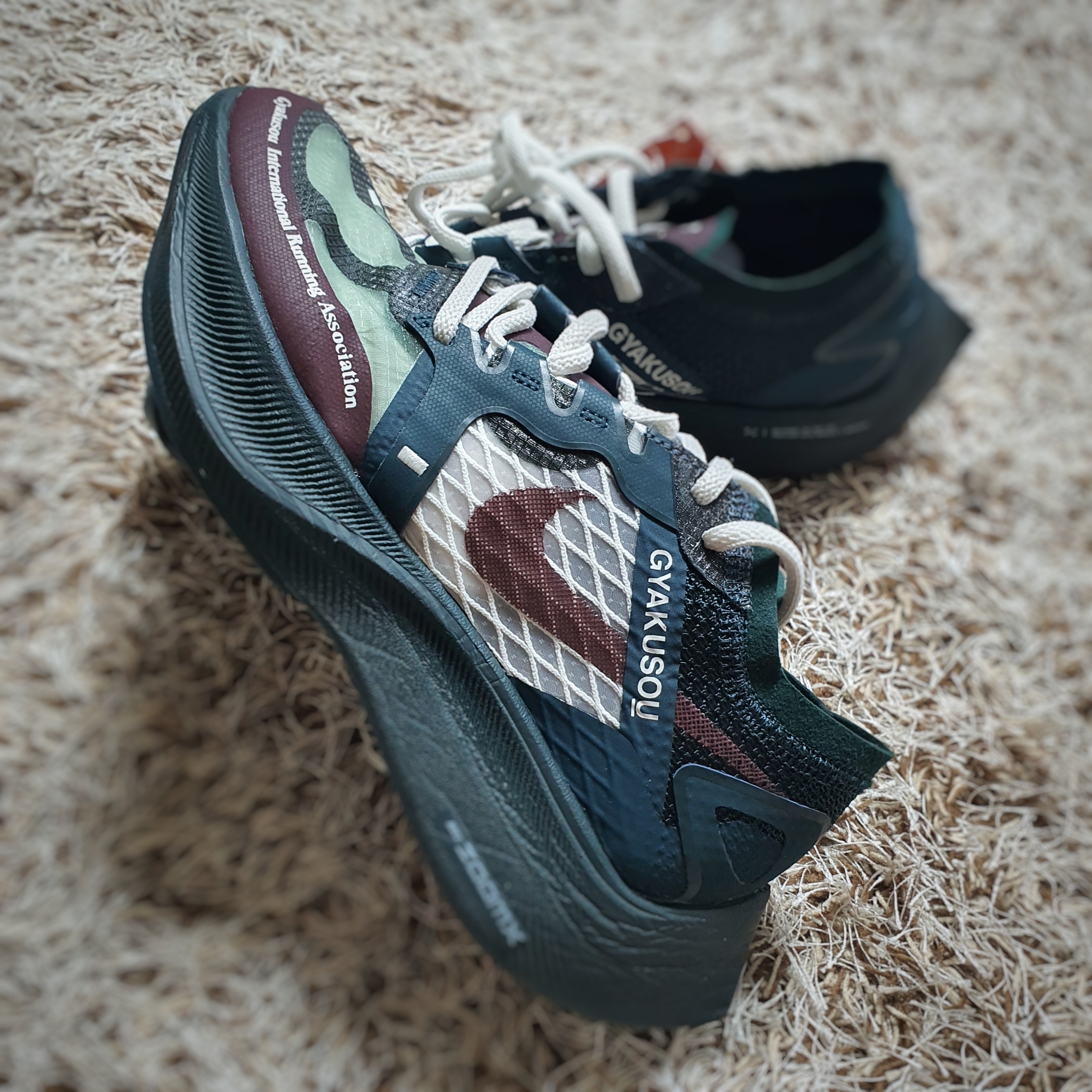 Nike ZoomX Vaporfly Next% 2 BRS White University Gold, Nike x Undercover Gyakusou ZoomX VaporFly Next% University Red 착용 스타일 - 3