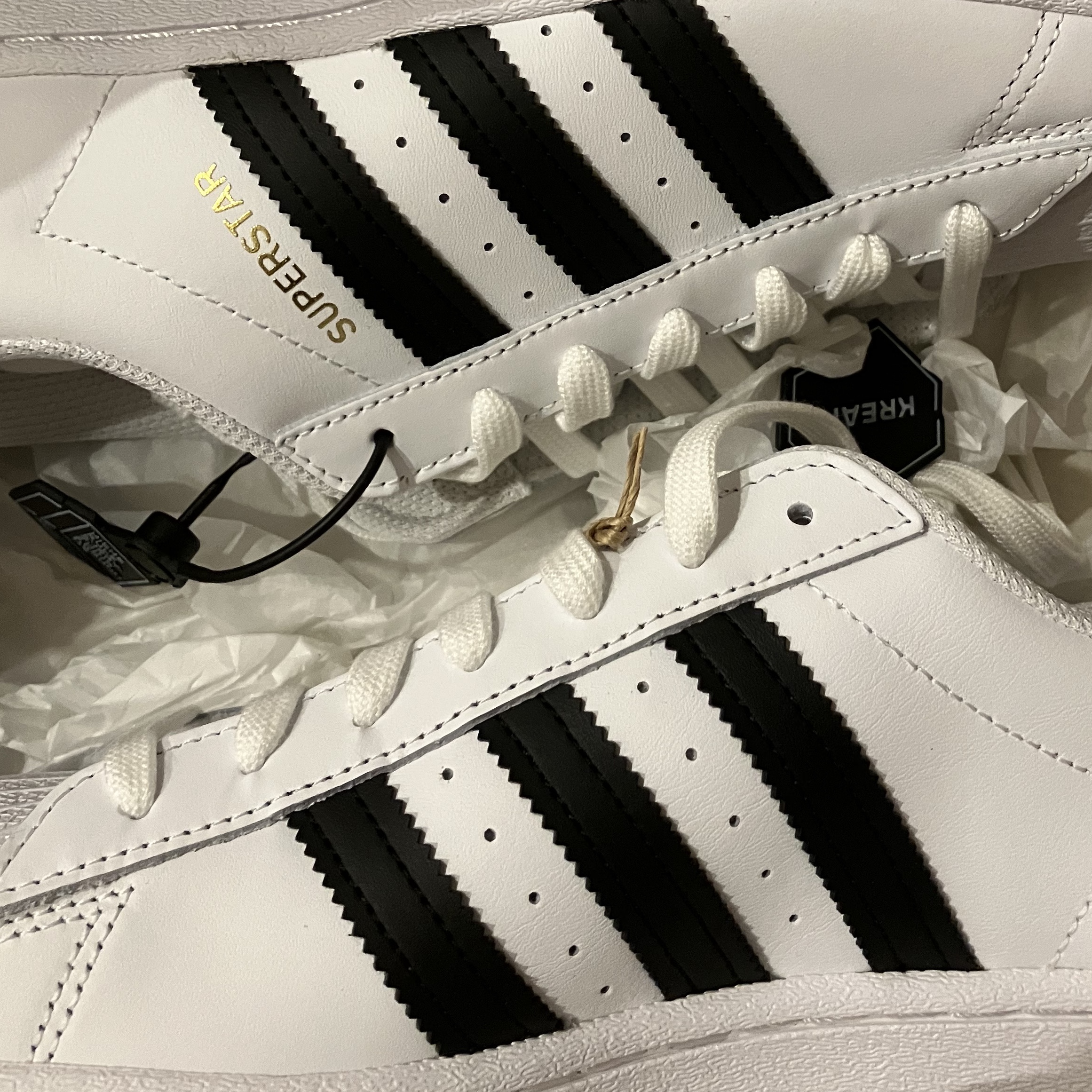 Adidas Superstar White Black 착용 스타일