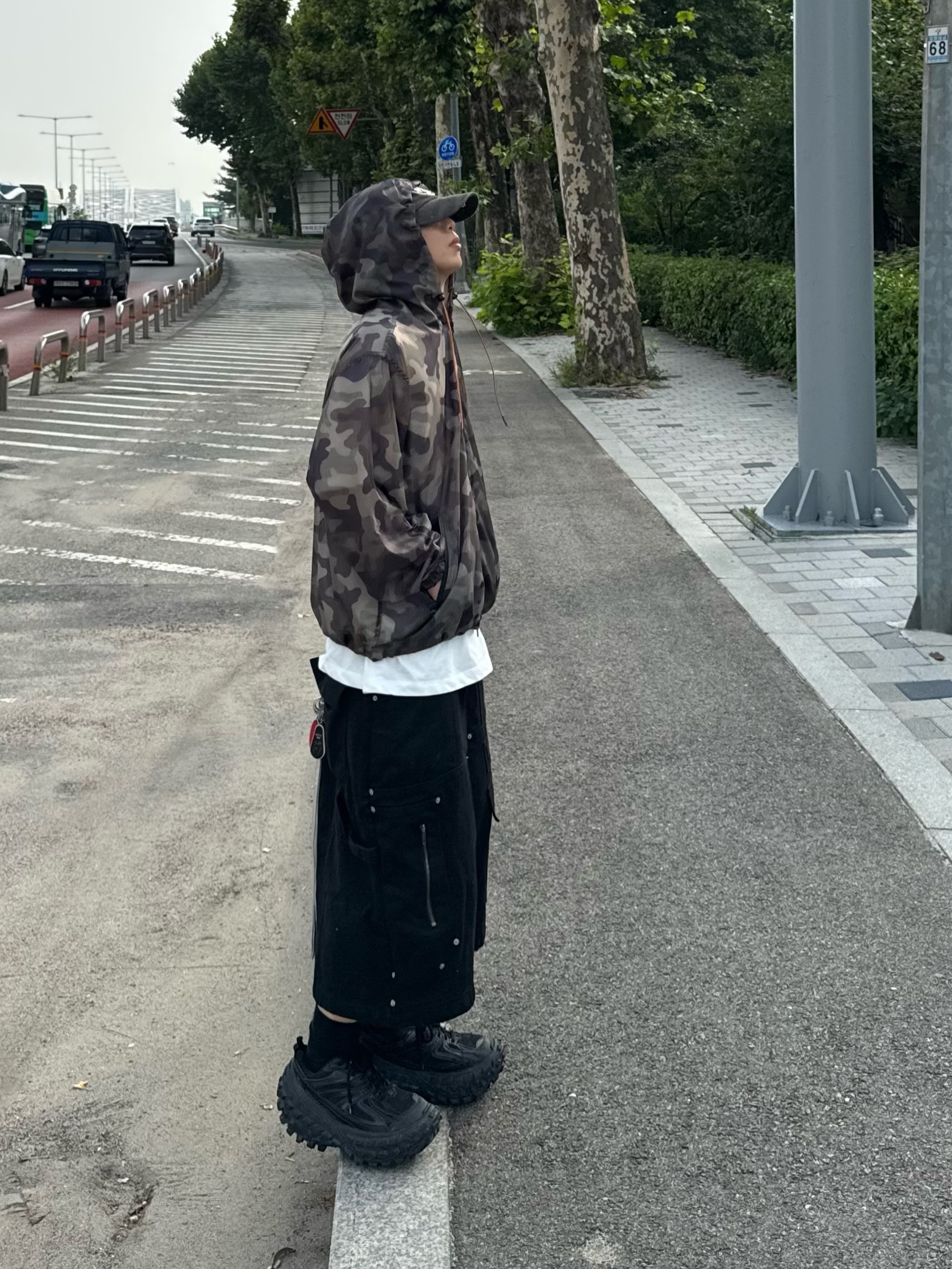 Nos Couleurs x Koin Rivet Carpenter Shorts Black, Balenciaga Defender Sneakers Black 착용 스타일 - 4