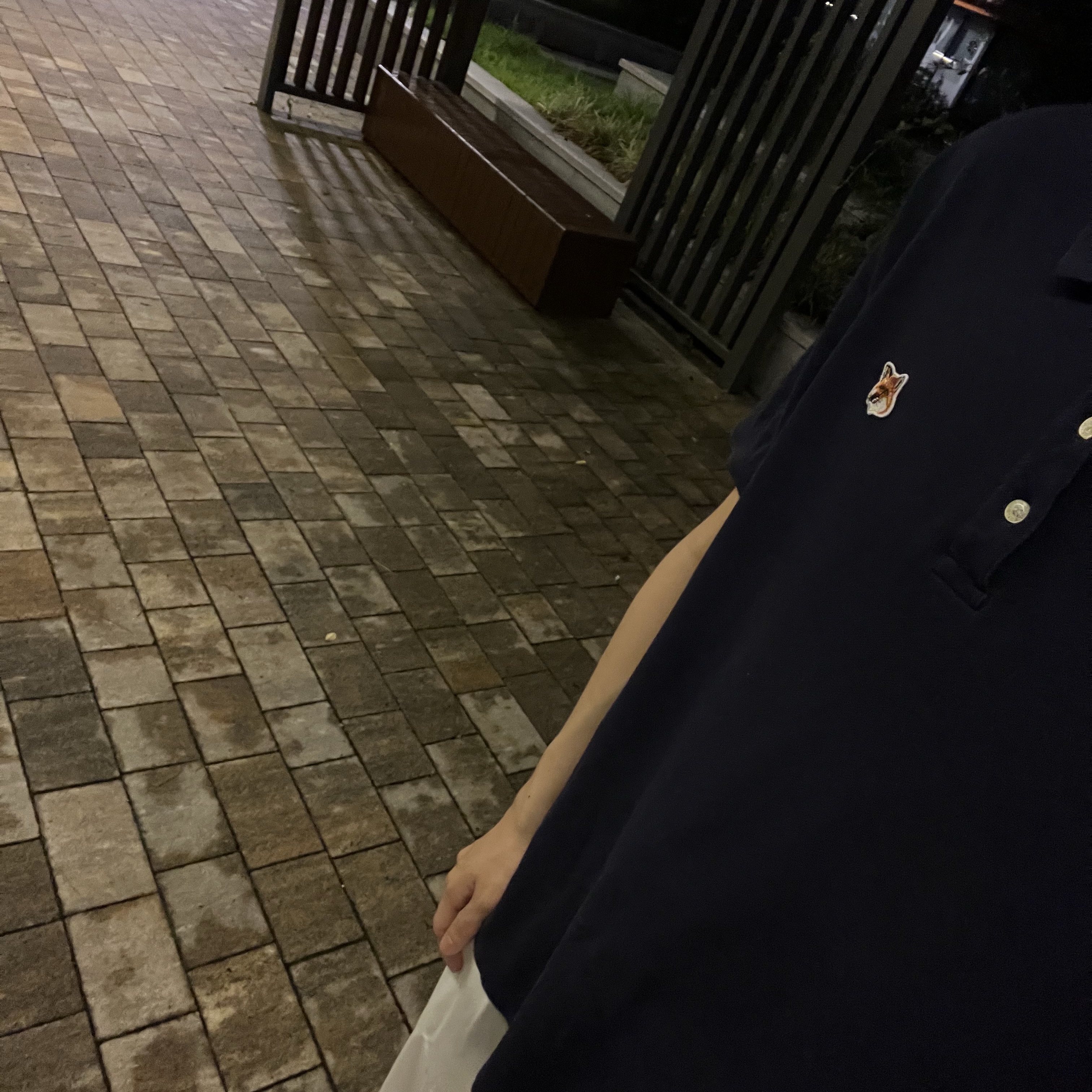 Maison Kitsune Fox Head Patch Classic Polo Navy, Gucci GG Marmont Leather Belt with Double G Buckle Black Brass 착용 스타일 - 2