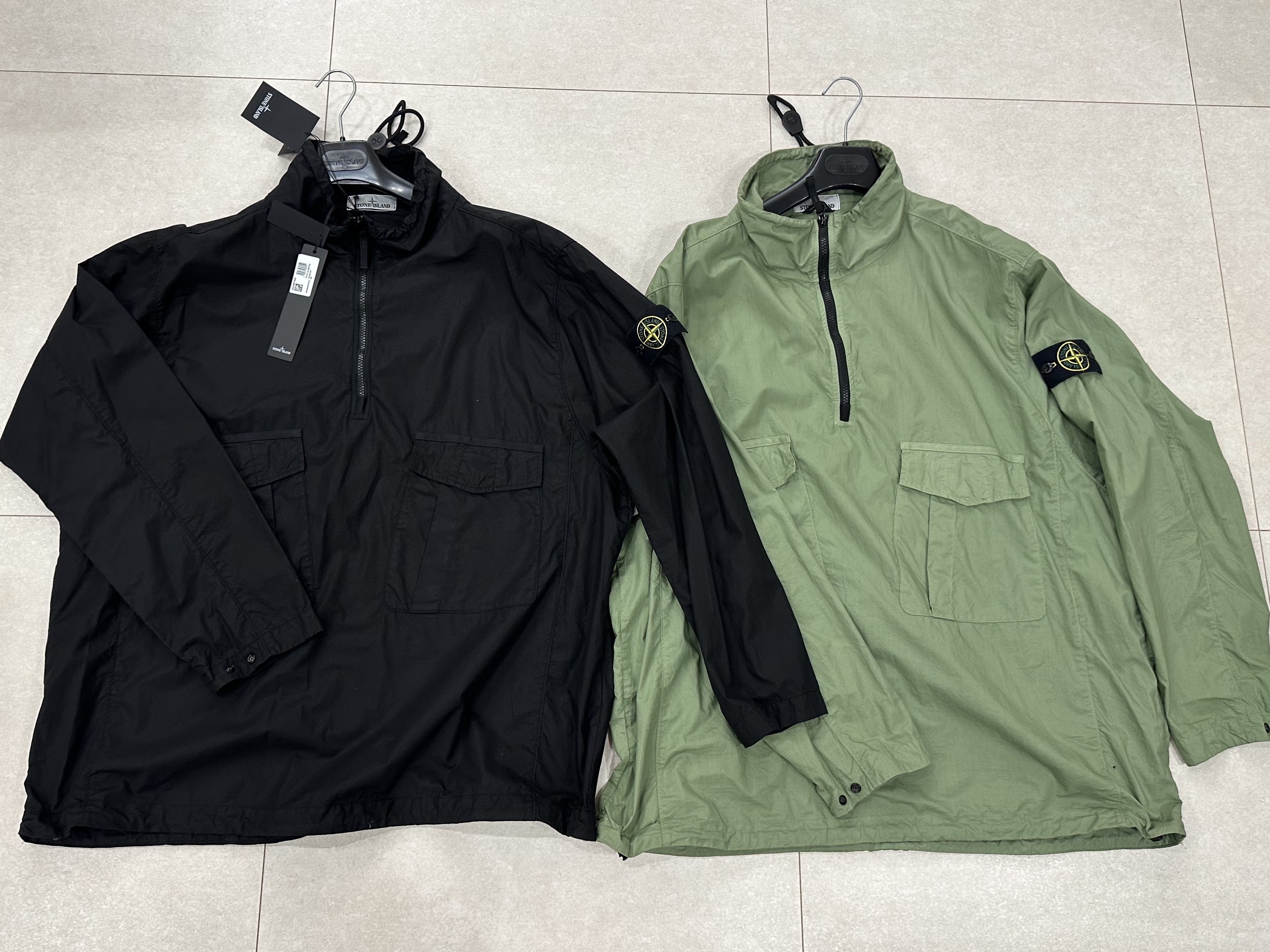 Stone Island 10705 Light Cotton Canvas Garment Dyed Half Zipper Anorak Black - 23SS 착용 스타일 - 4