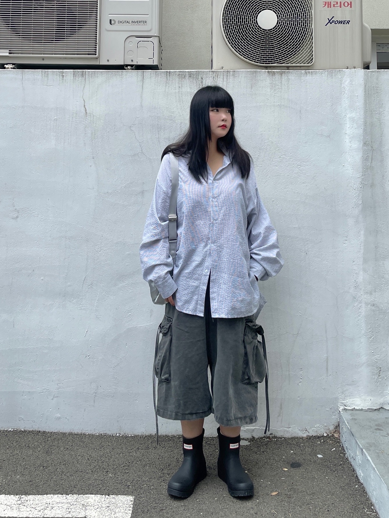 (W) Hunter Play Short Rain Boots Black, Fennec Medium Hobo Silver 착용 스타일 - 2