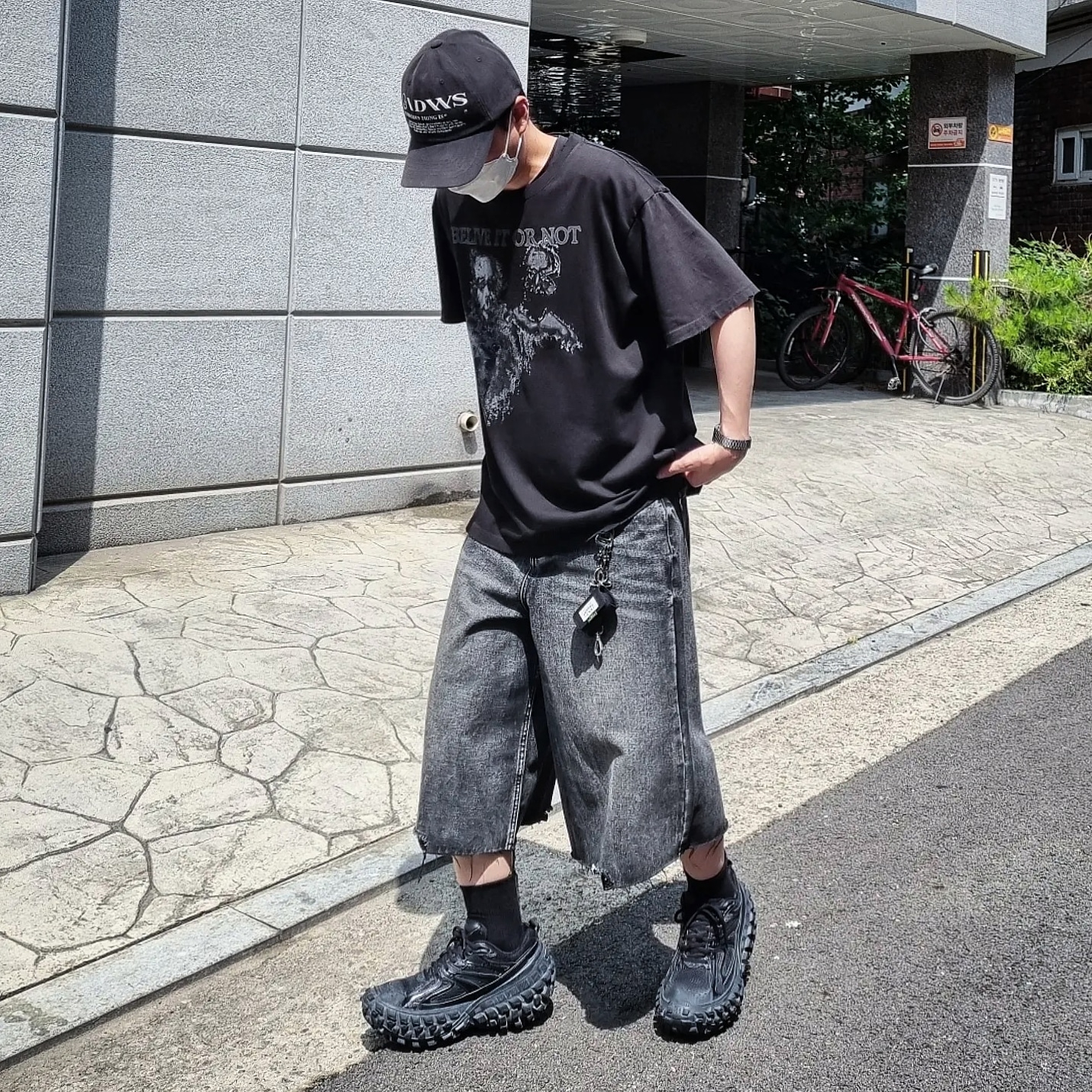 Balenciaga Defender Sneakers Black 착용 스타일