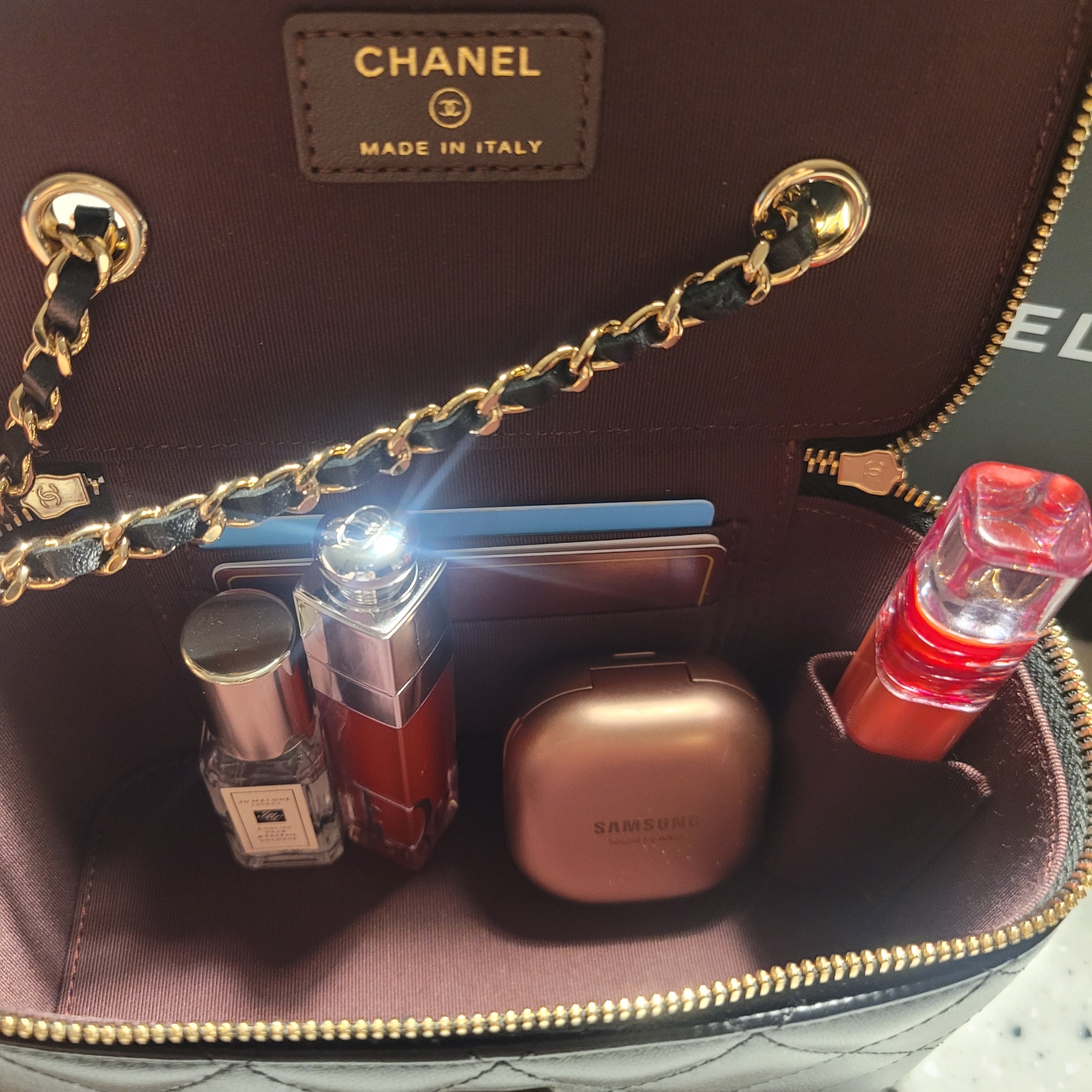 Chanel Small Classic Vanity with Chain Lambskin & Gold Black 착용 스타일 - 2