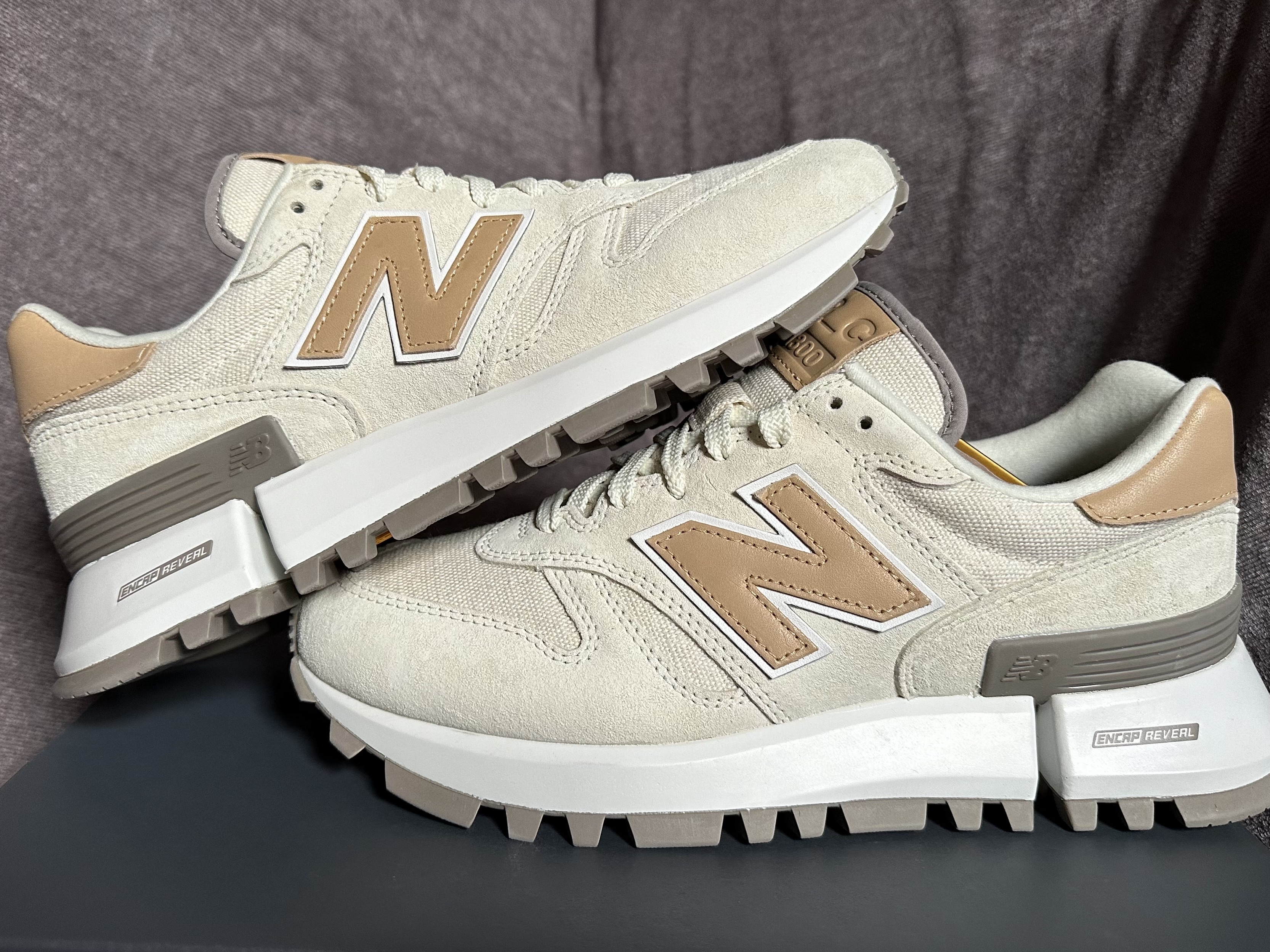 New Balance x Kith 1300 Malibu Angora Sea Salt 착용 스타일 - 1