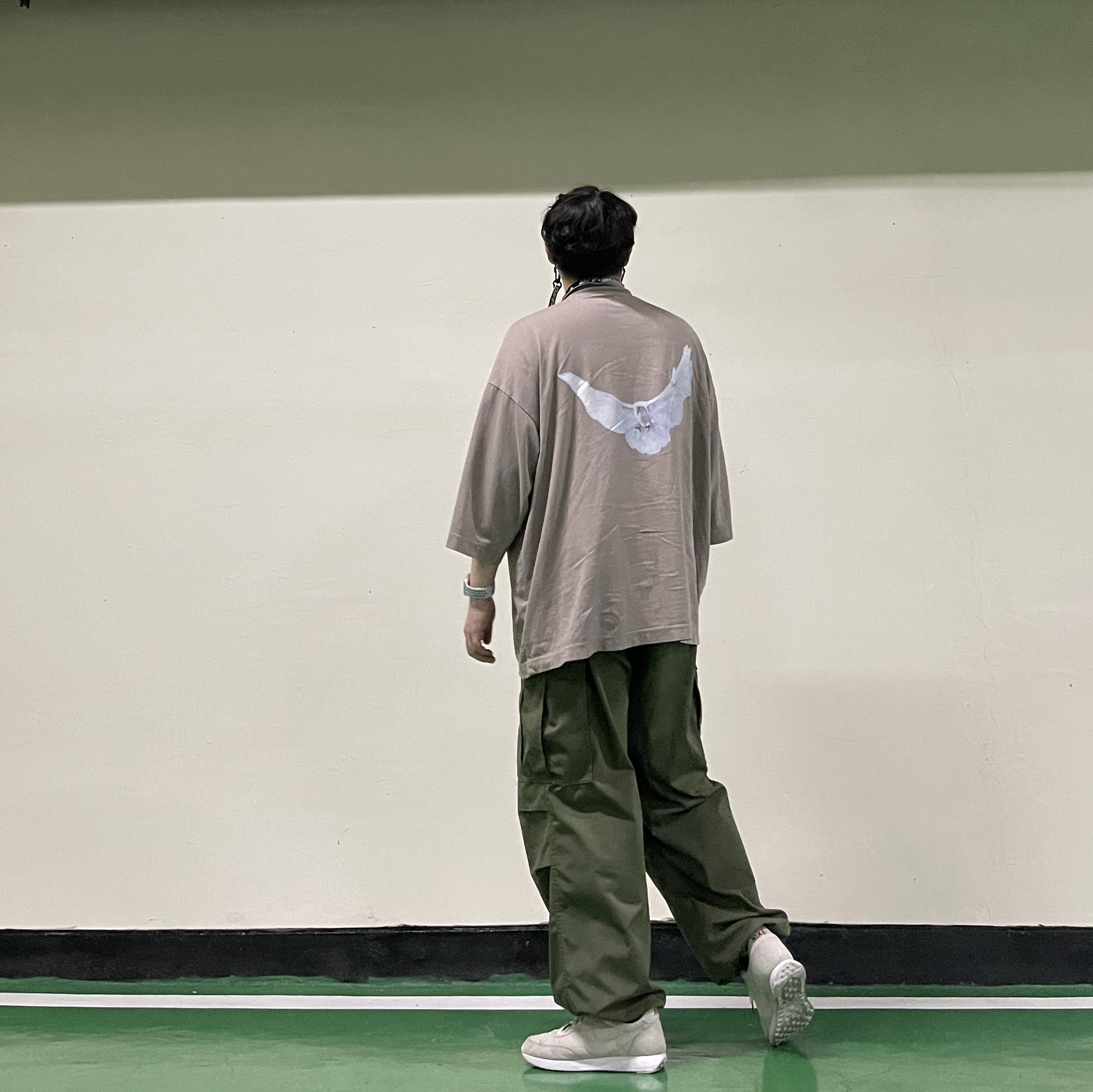 Nike x Stranger Things Air Tailwind 79 Sail Upside Down Pack, Yeezy Gap Engineered By Balenciaga Dove 3/4 Sleeve T-Shirt Beige 착용 스타일