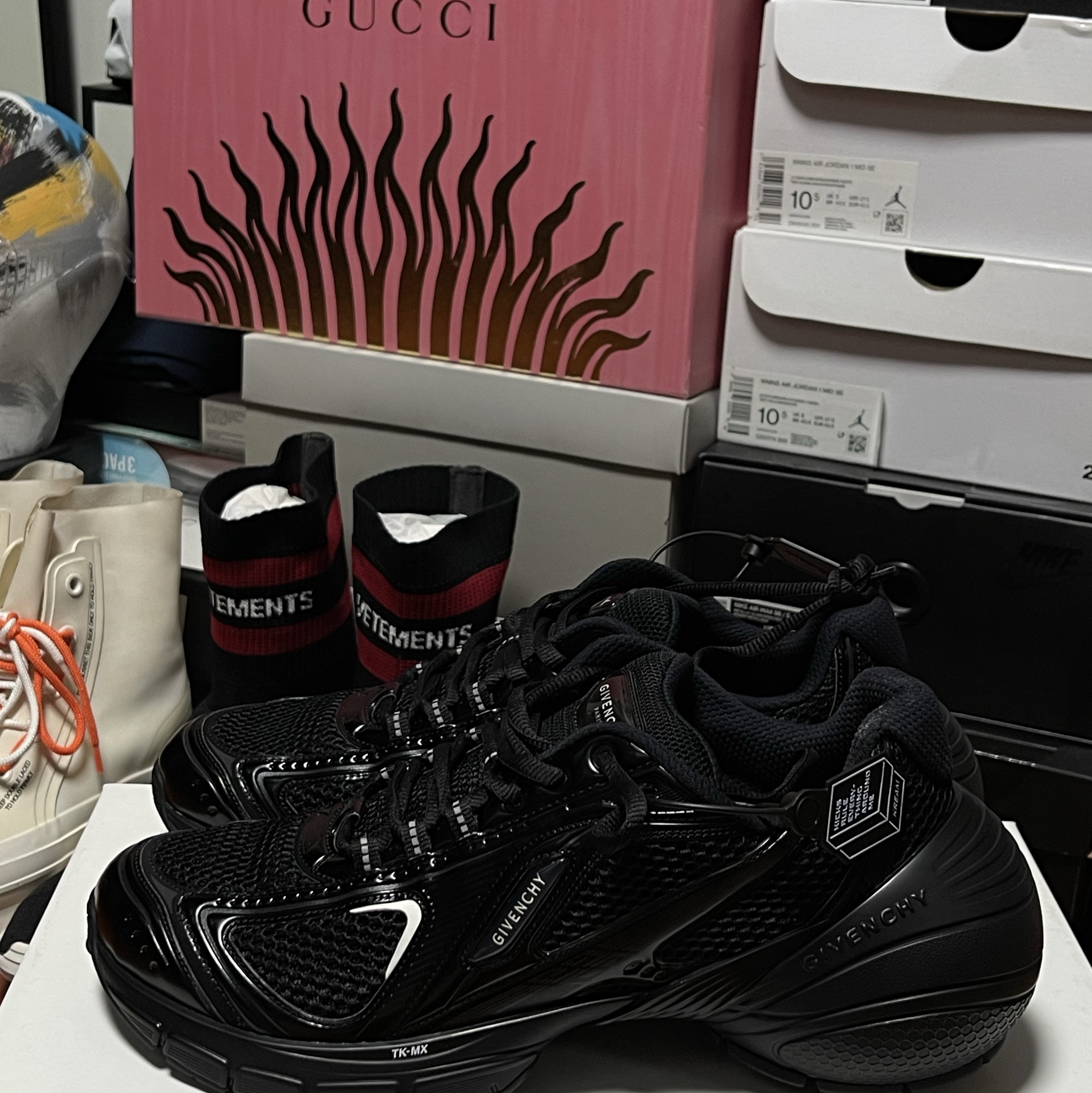 Givenchy TK-MX Runner Sneakers in Mesh Black 착용 스타일