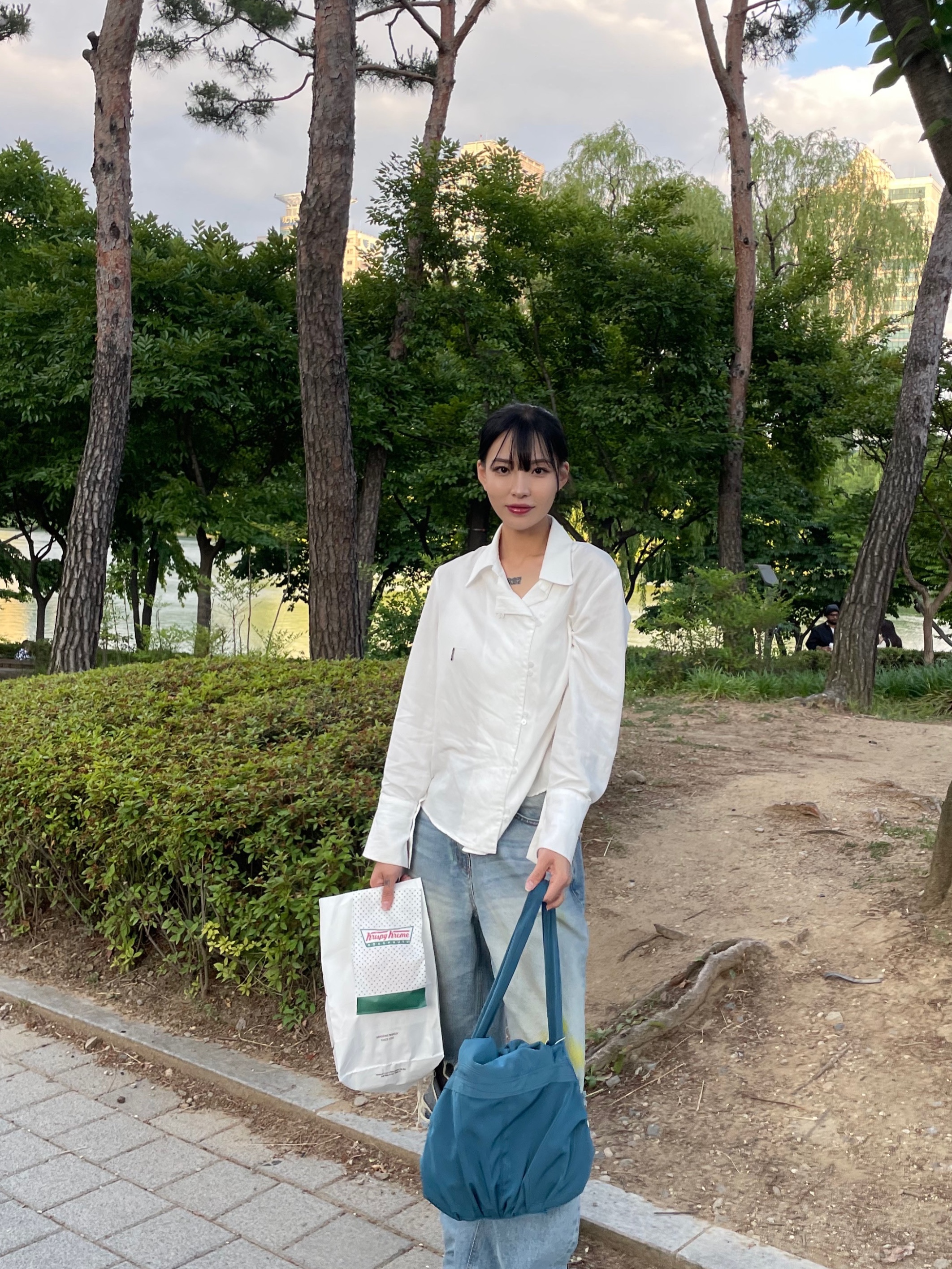 ACOC Blooming Hobo Bag Deeb Blue 착용 스타일 - 2