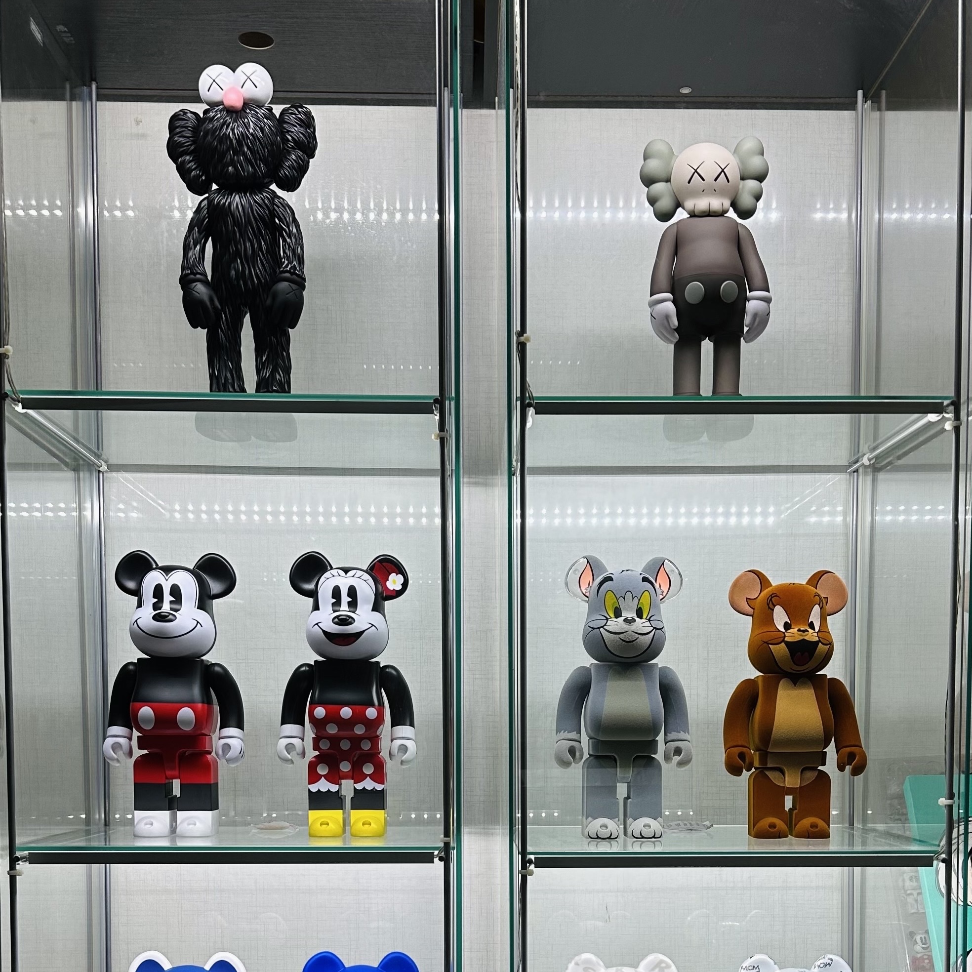 Kaws BFF Open Edition Vinyl Figure Black 착용 스타일