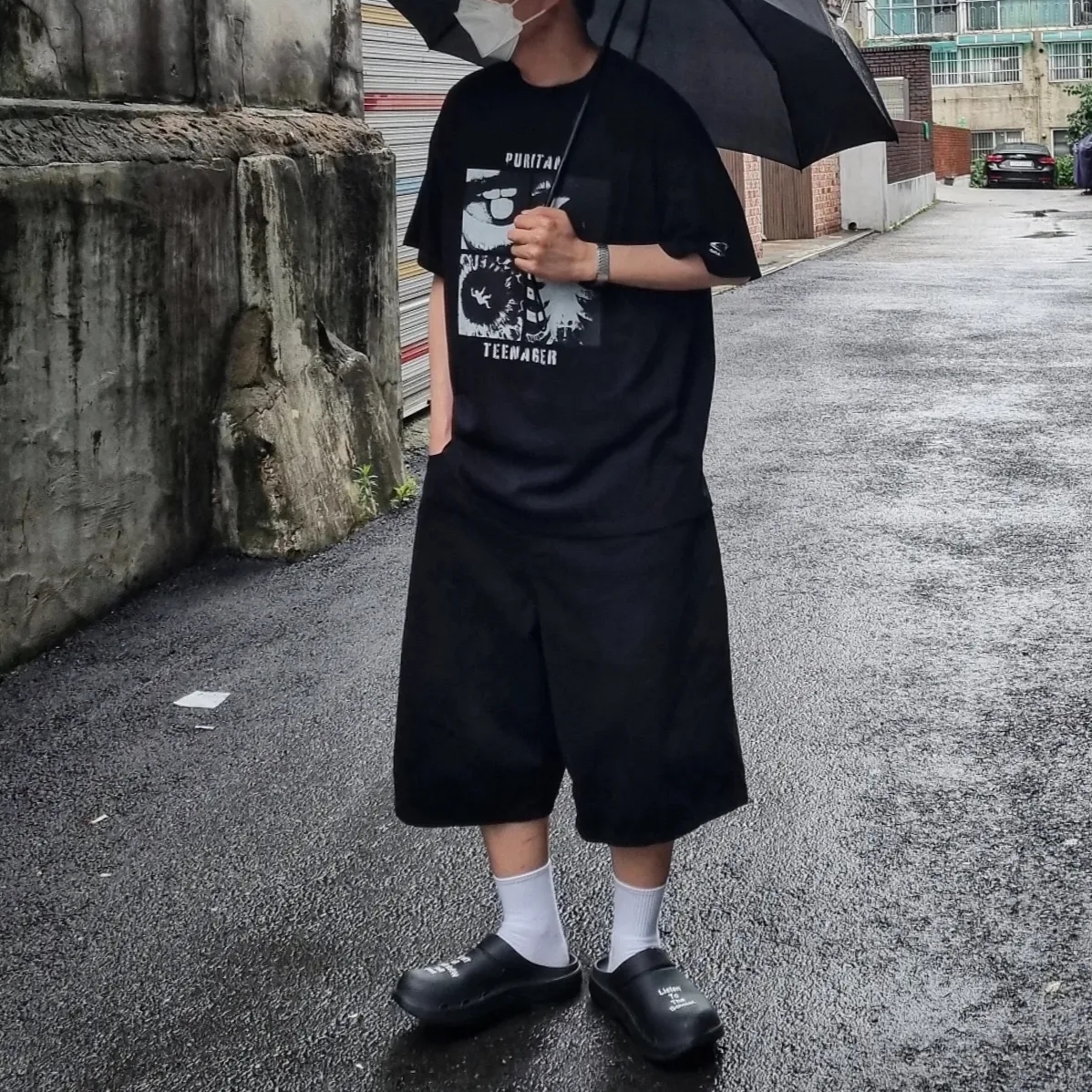 Oofos x Takahiromiyashita The Soloist The Day The Whole World Went Away Clog Black 착용 스타일 - 1