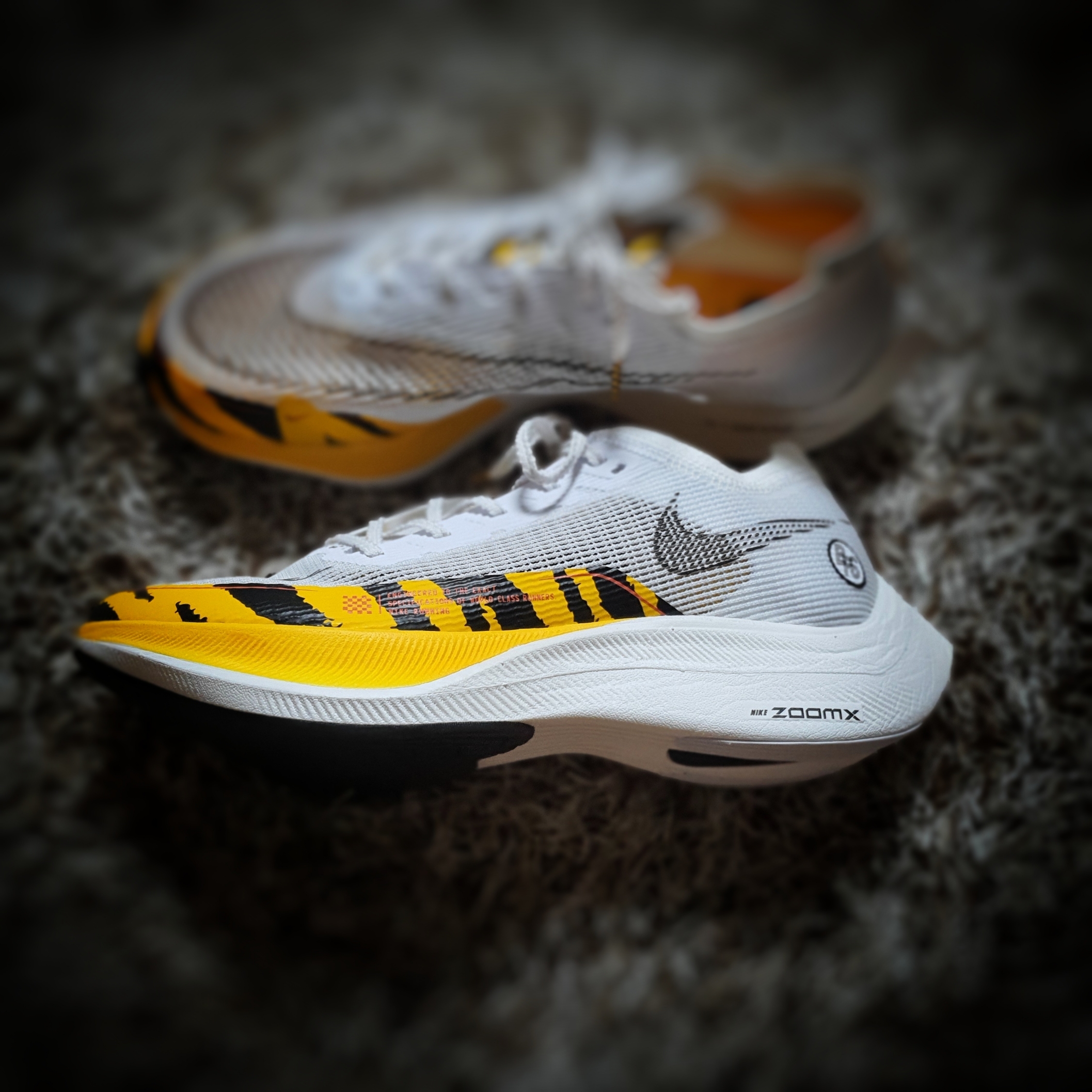 Nike ZoomX Vaporfly Next% 2 BRS White University Gold, Nike x Undercover Gyakusou ZoomX VaporFly Next% University Red 착용 스타일 - 2