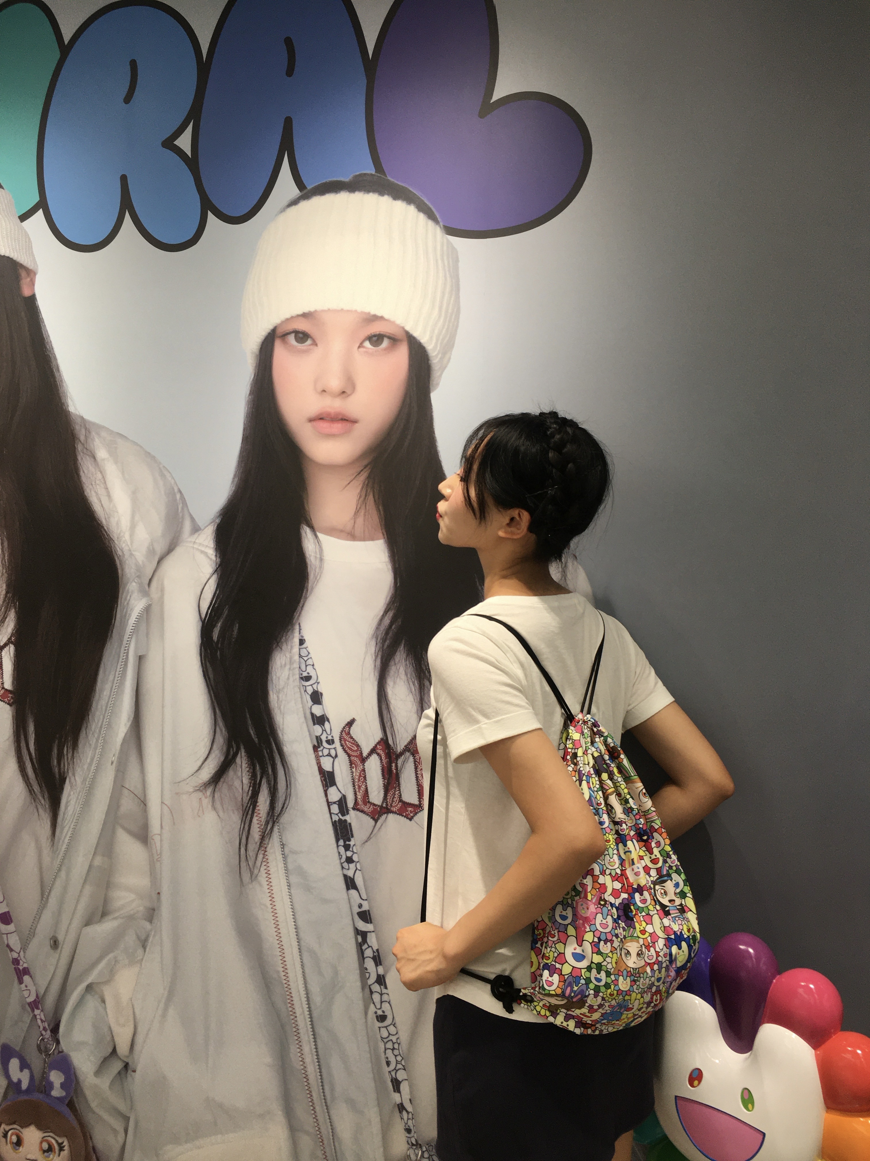 NewJeans Supernatural NJ x Murakami Drawstring Bag Ver. 착용 스타일 - 4