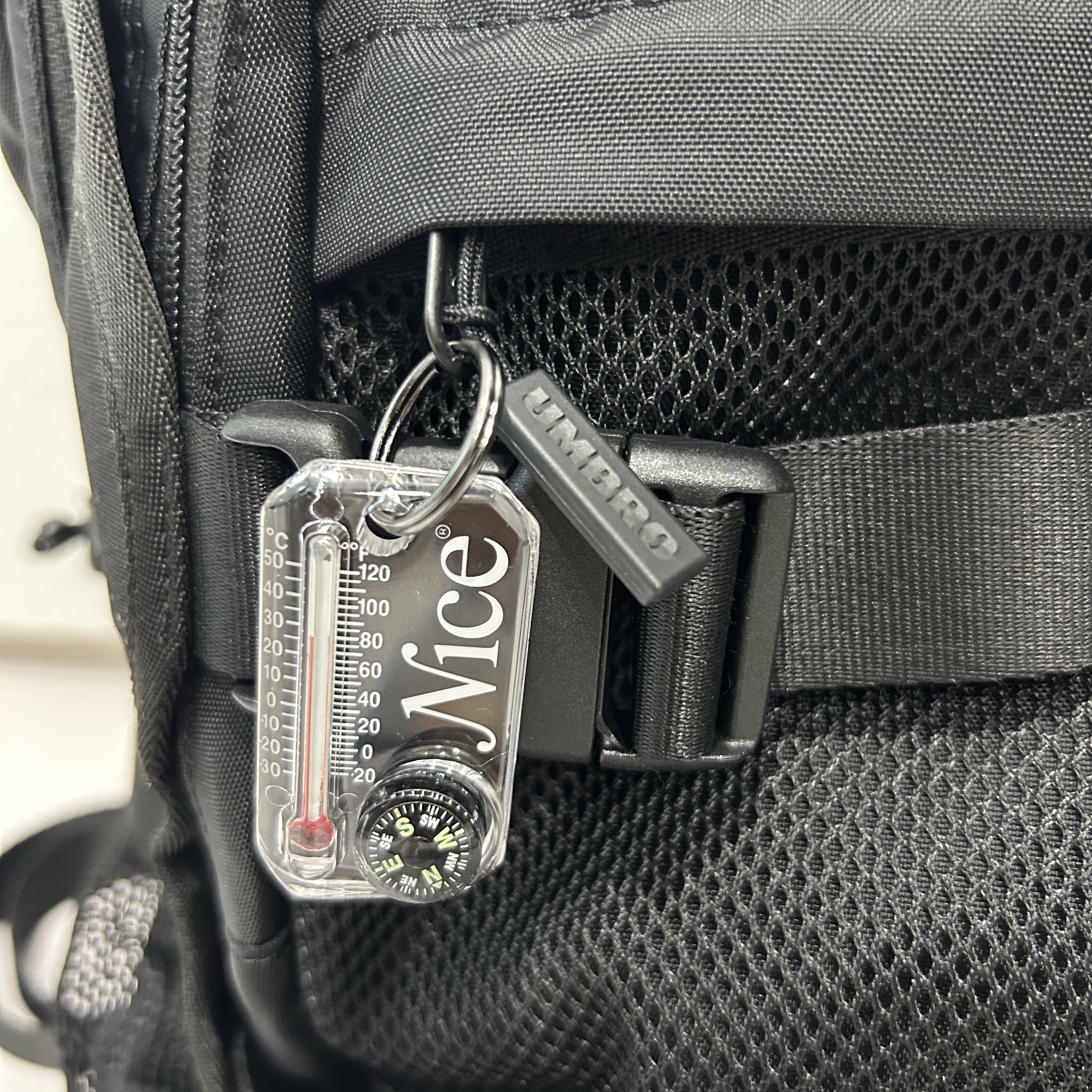 Nice Weather Thermometer Keyring Blue 착용 스타일