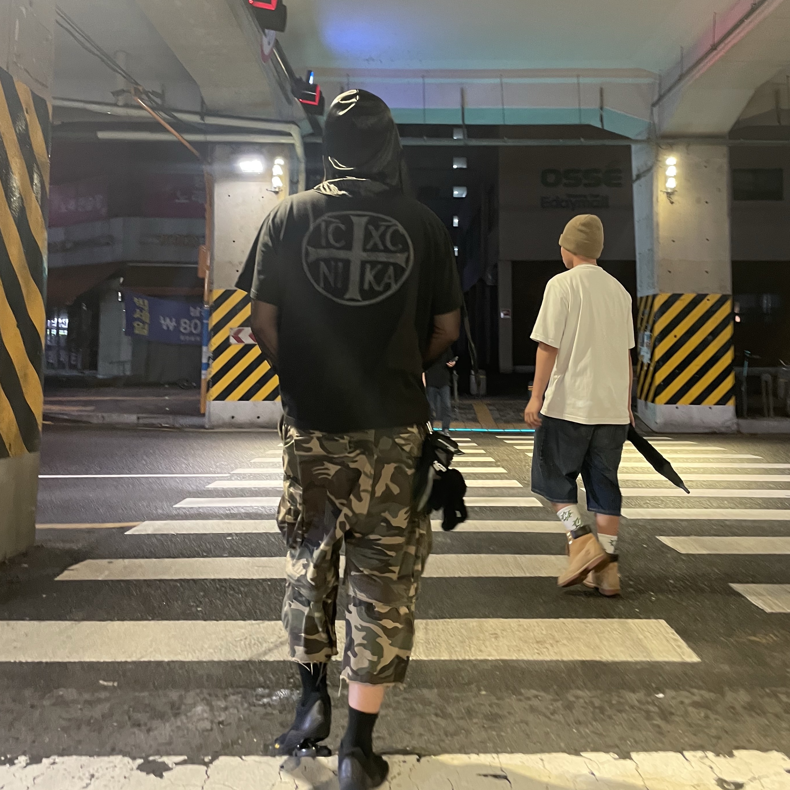 Project G/R 3-Quarter Convertible Cargo Shorts Came, Project G/R Durag T-Shirt Black 착용 스타일 - 3