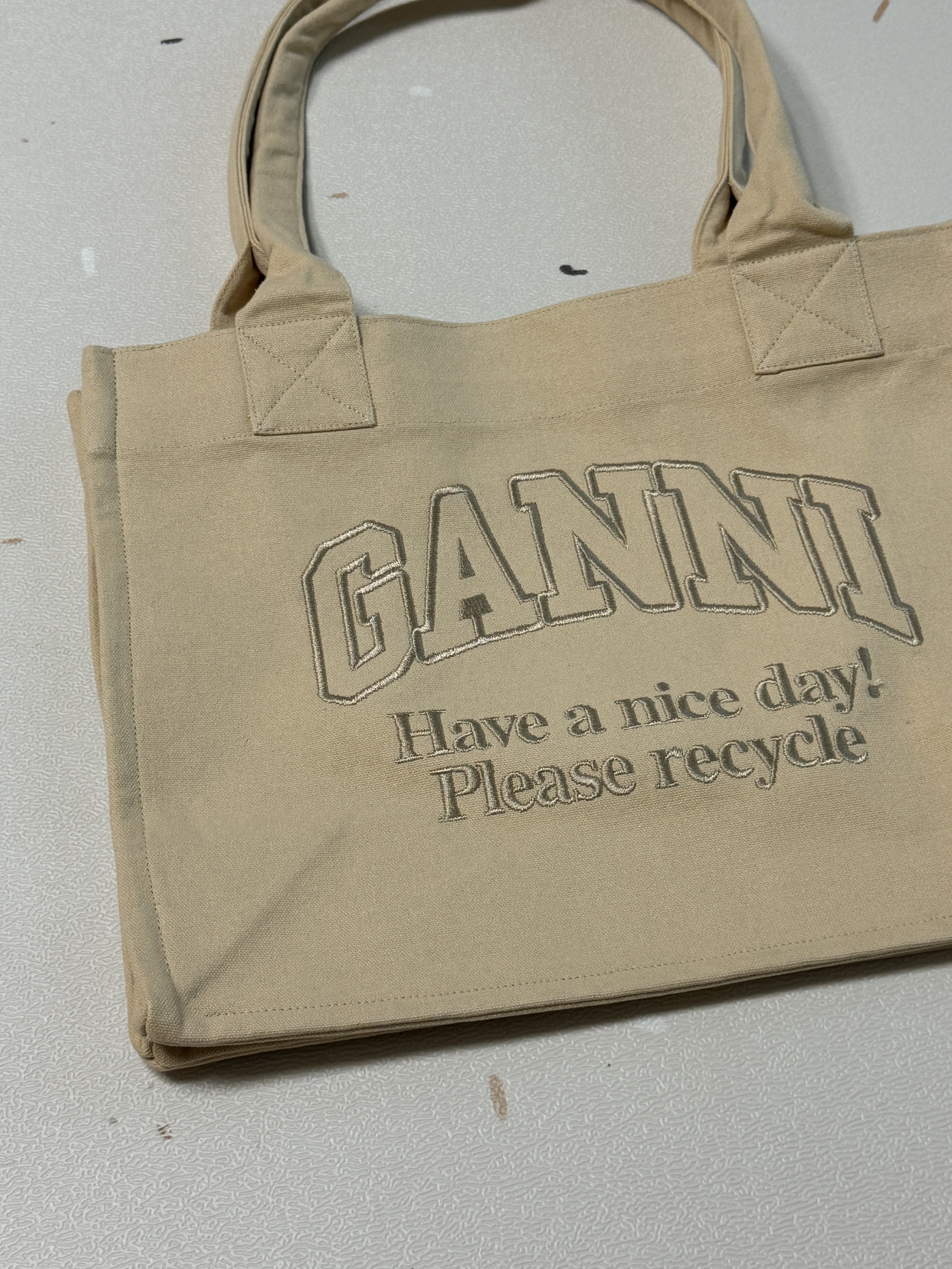 Ganni Cream LargeCanvas Tote Bag Butter Cream 착용 스타일